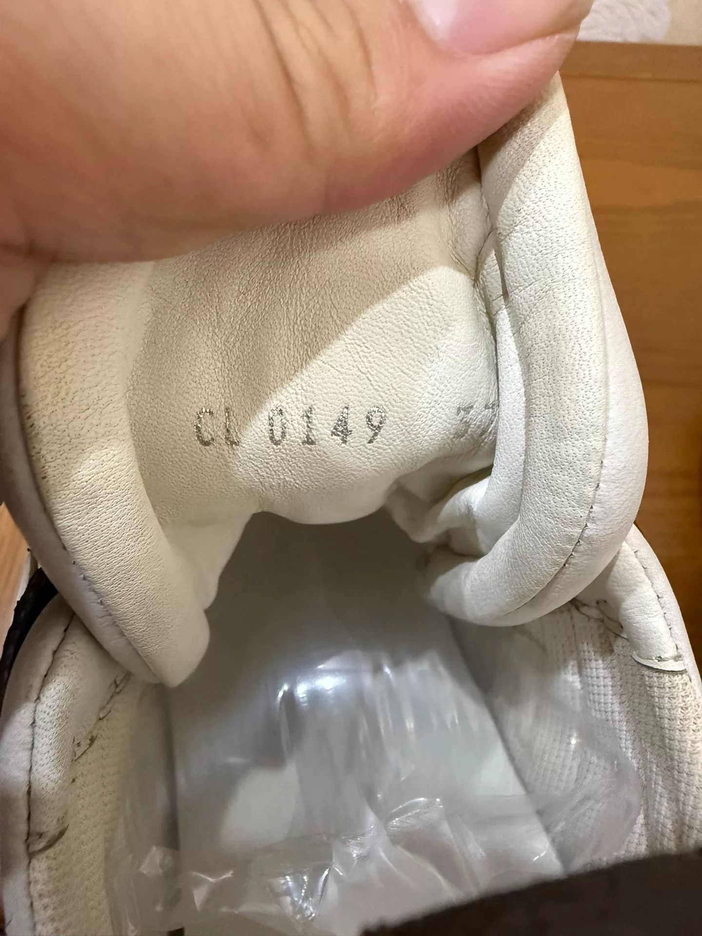 Louis Vuitton Louis Vuitton Leather White Lowtop Sneakers us_7 Women Size US 7 / IT 37 - 5 Thumbnail
