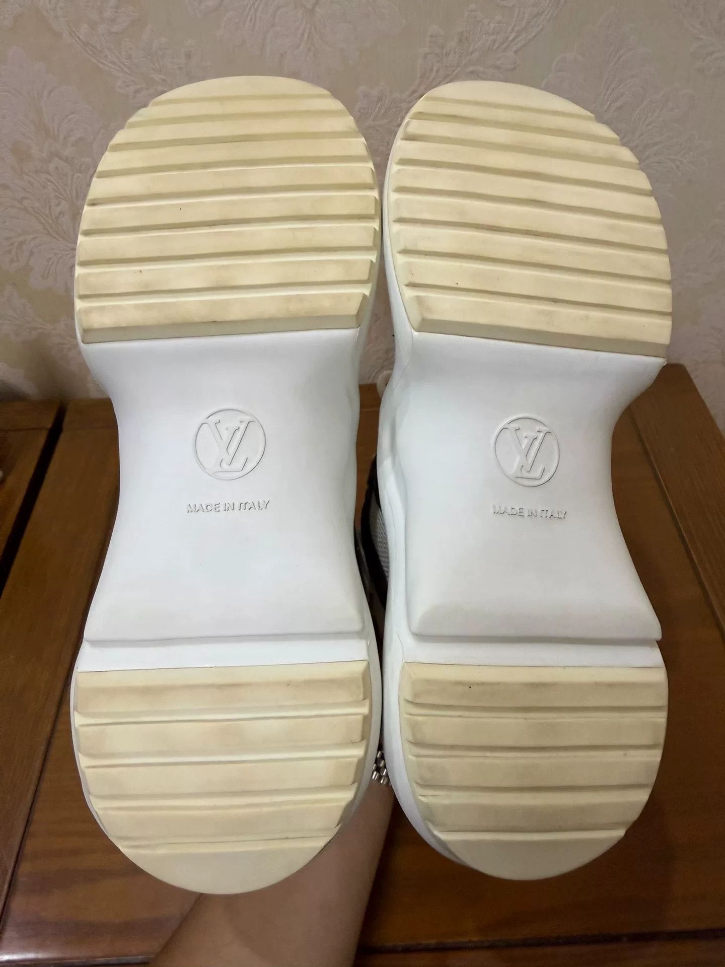 Louis Vuitton Louis Vuitton Leather White Lowtop Sneakers us_7 Women Size US 7 / IT 37 - 4 Thumbnail