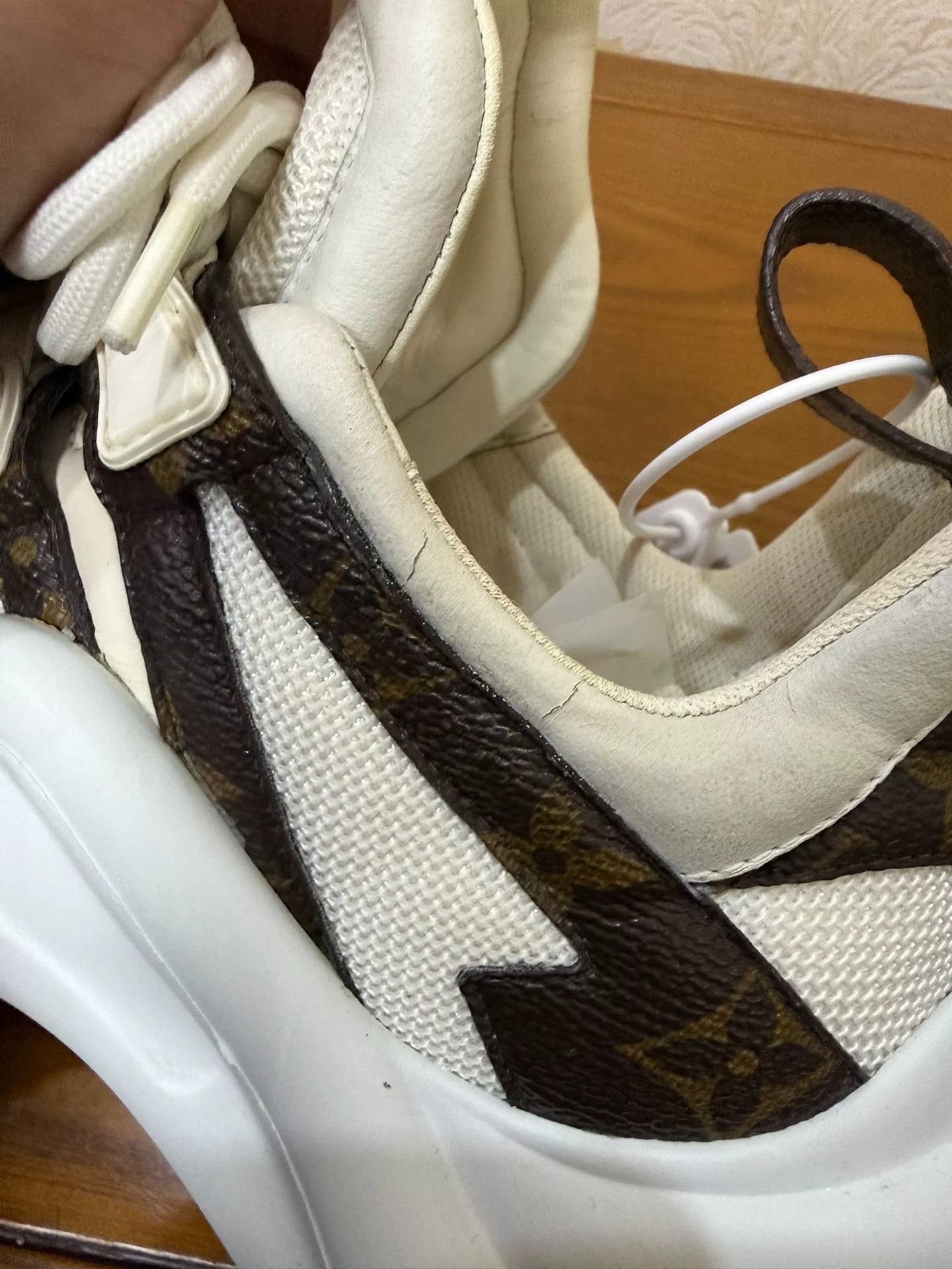Louis Vuitton Louis Vuitton Leather White Lowtop Sneakers us_7 Women Size US 7 / IT 37 - 6 Thumbnail