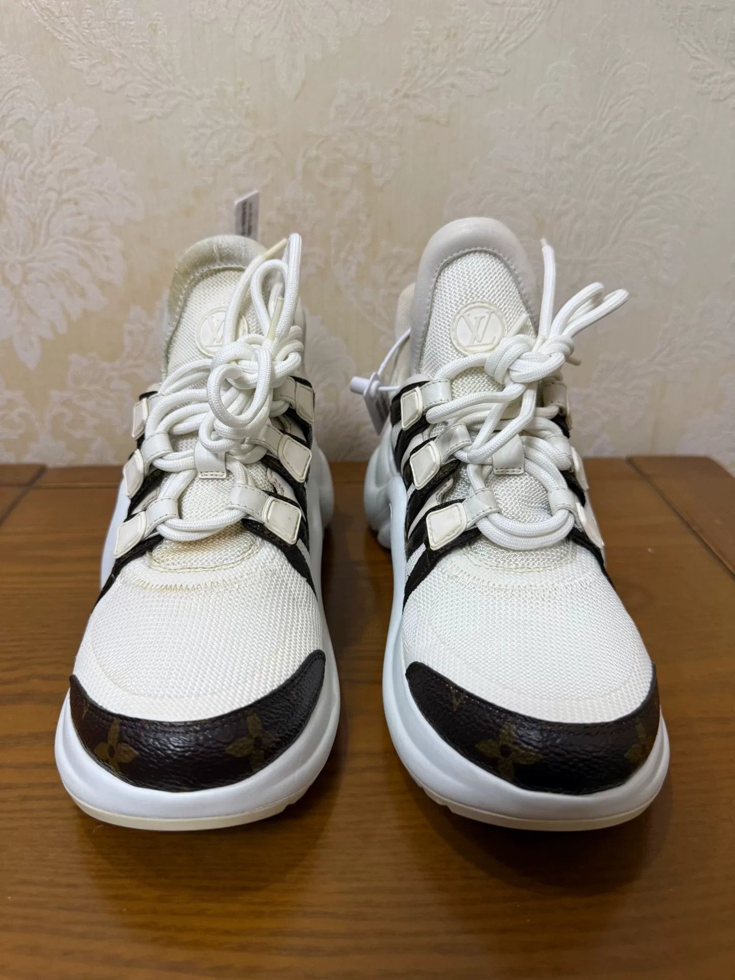 Louis Vuitton Louis Vuitton Leather White Lowtop Sneakers us_7 Women Size US 7 / IT 37 - 2 Thumbnail