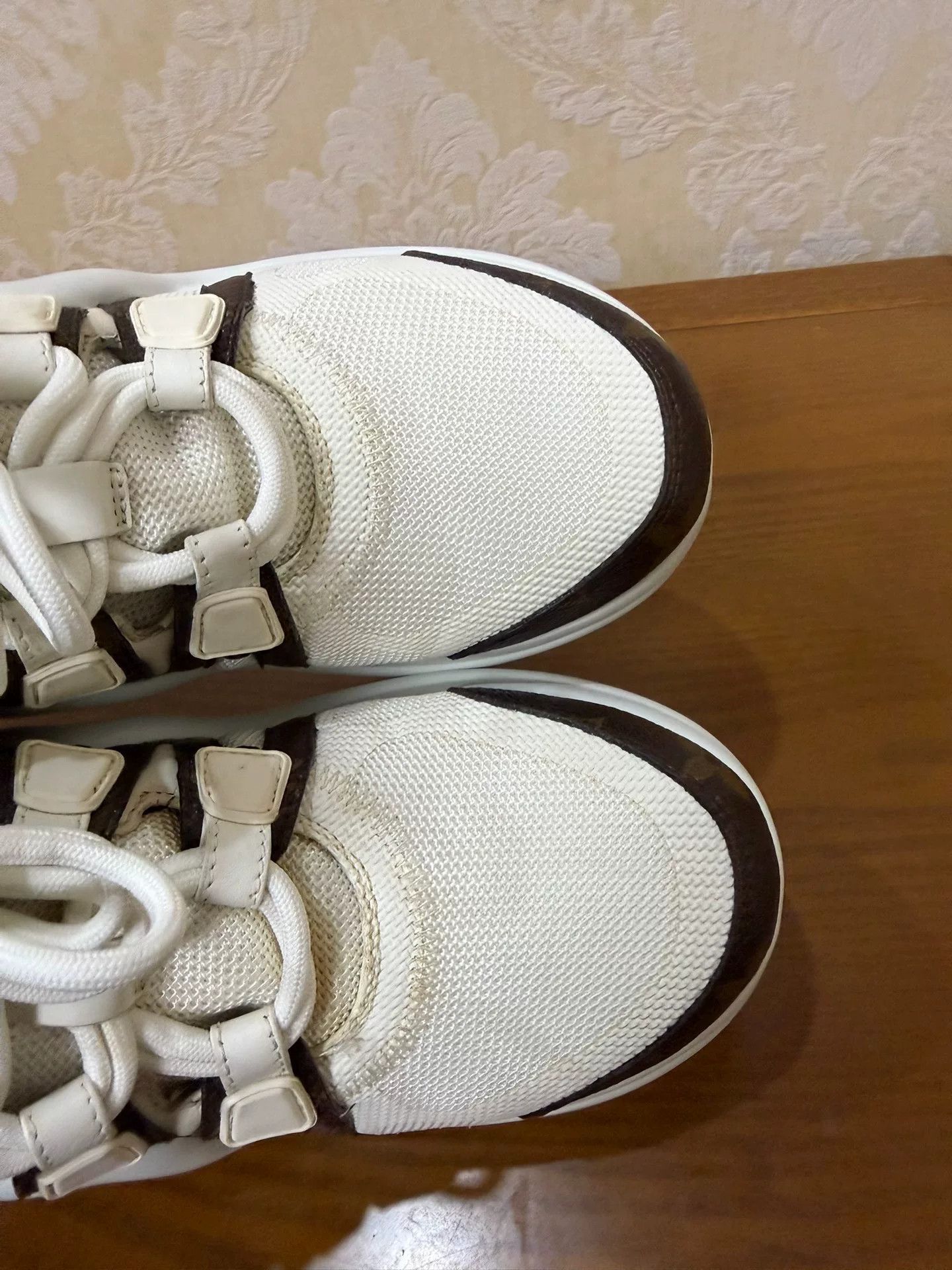 Louis Vuitton Louis Vuitton Leather White Lowtop Sneakers us_7 Women Size US 7 / IT 37 - 9 Thumbnail