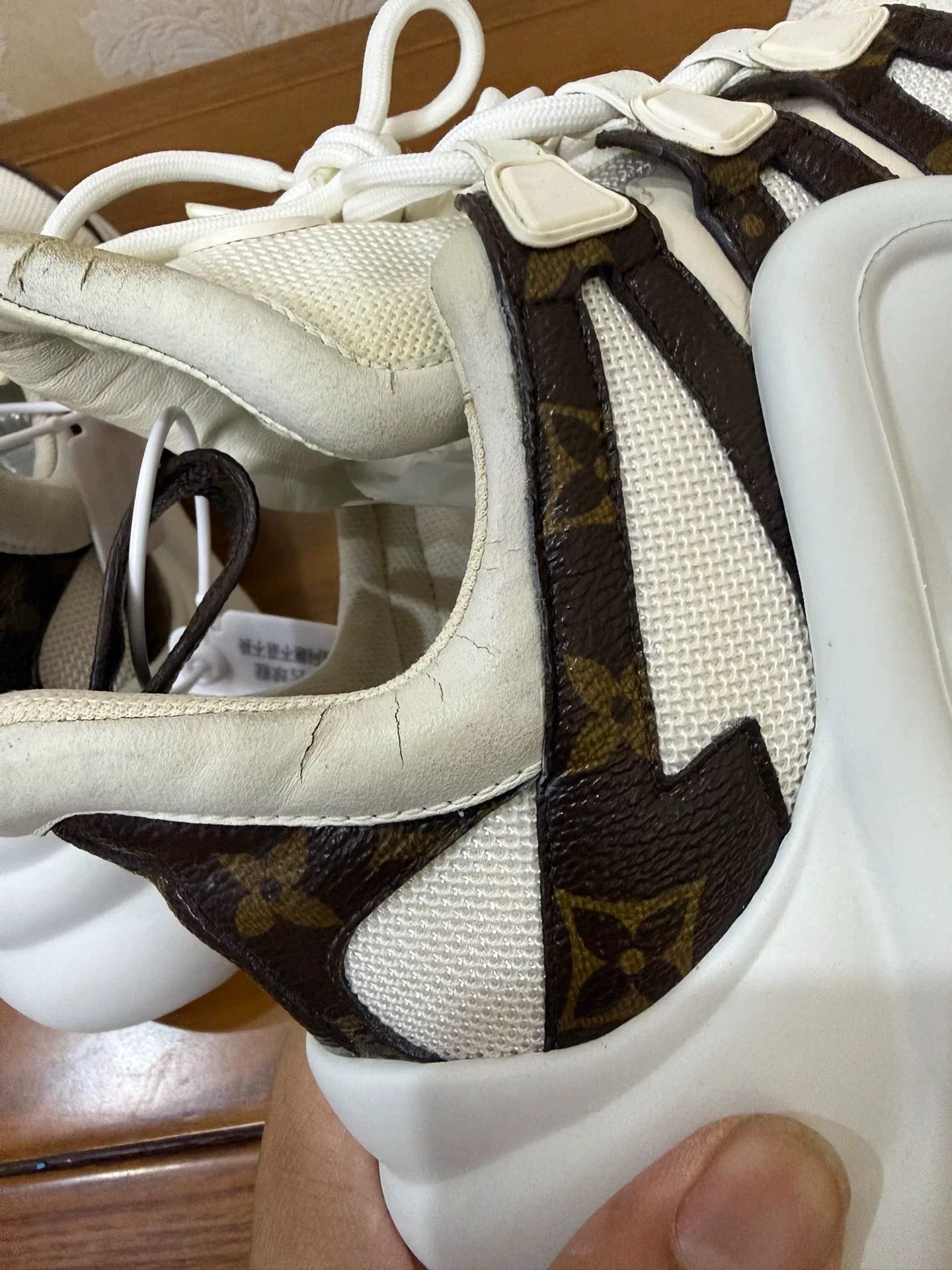 Louis Vuitton Louis Vuitton Leather White Lowtop Sneakers us_7 Women Size US 7 / IT 37 - 7 Thumbnail