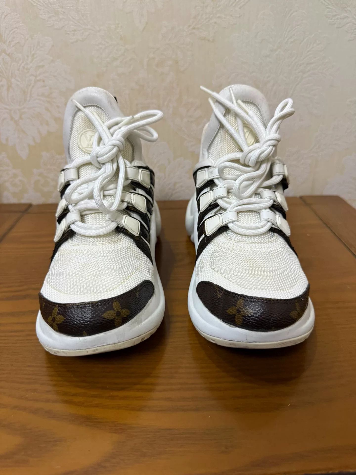 Louis Vuitton Louis Vuitton Leather White Lowtop Sneakers us_5-5 Women Size US 5.5 / IT 35.5 - 2 Thumbnail