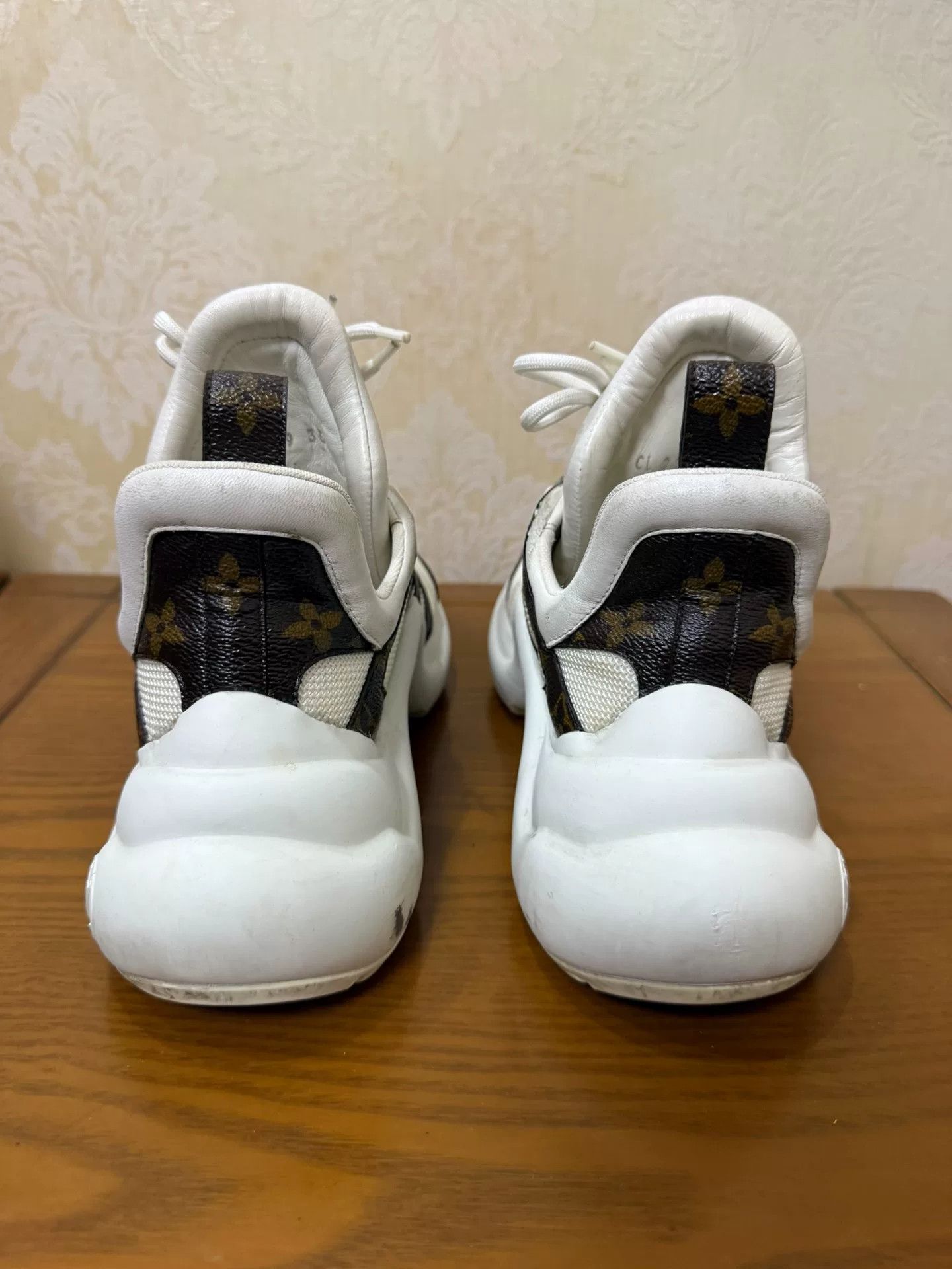 Louis Vuitton Louis Vuitton Leather White Lowtop Sneakers us_5-5 Women Size US 5.5 / IT 35.5 - 3 Thumbnail