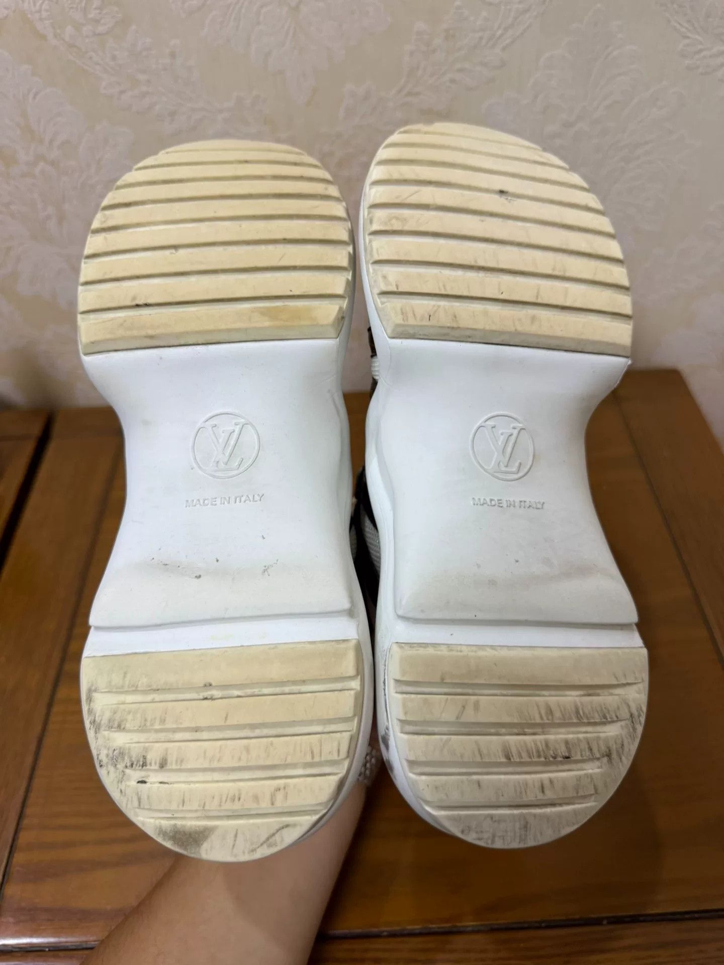 Louis Vuitton Louis Vuitton Leather White Lowtop Sneakers us_5-5 Women Size US 5.5 / IT 35.5 - 4 Thumbnail