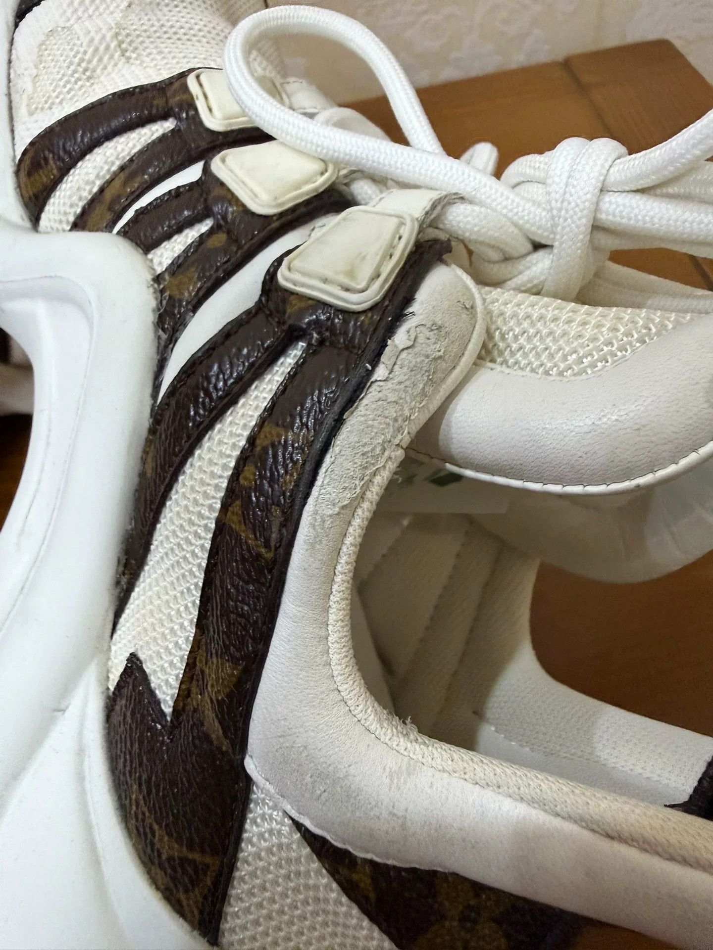 Louis Vuitton Louis Vuitton Leather White Lowtop Sneakers us_5-5 Women Size US 5.5 / IT 35.5 - 7 Thumbnail