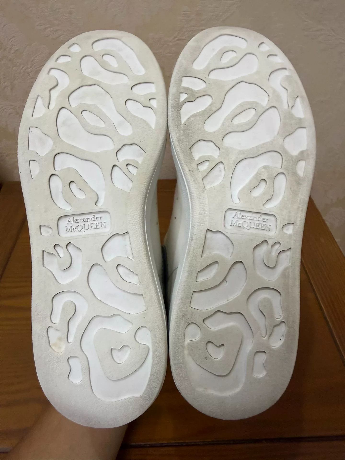 Alexander McQueen Alexander McQueen White Lowtop Sneakers us_7 Women Size US 7 / IT 37 - 4 Thumbnail