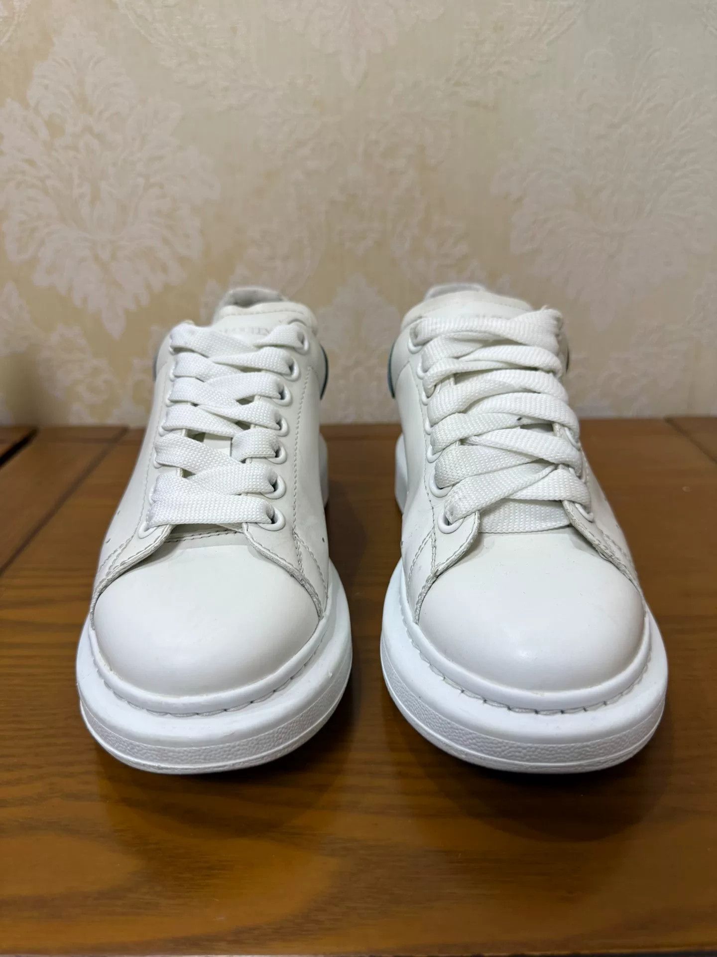 Alexander McQueen Alexander McQueen White Lowtop Sneakers us_7 Women Size US 7 / IT 37 - 2 Thumbnail