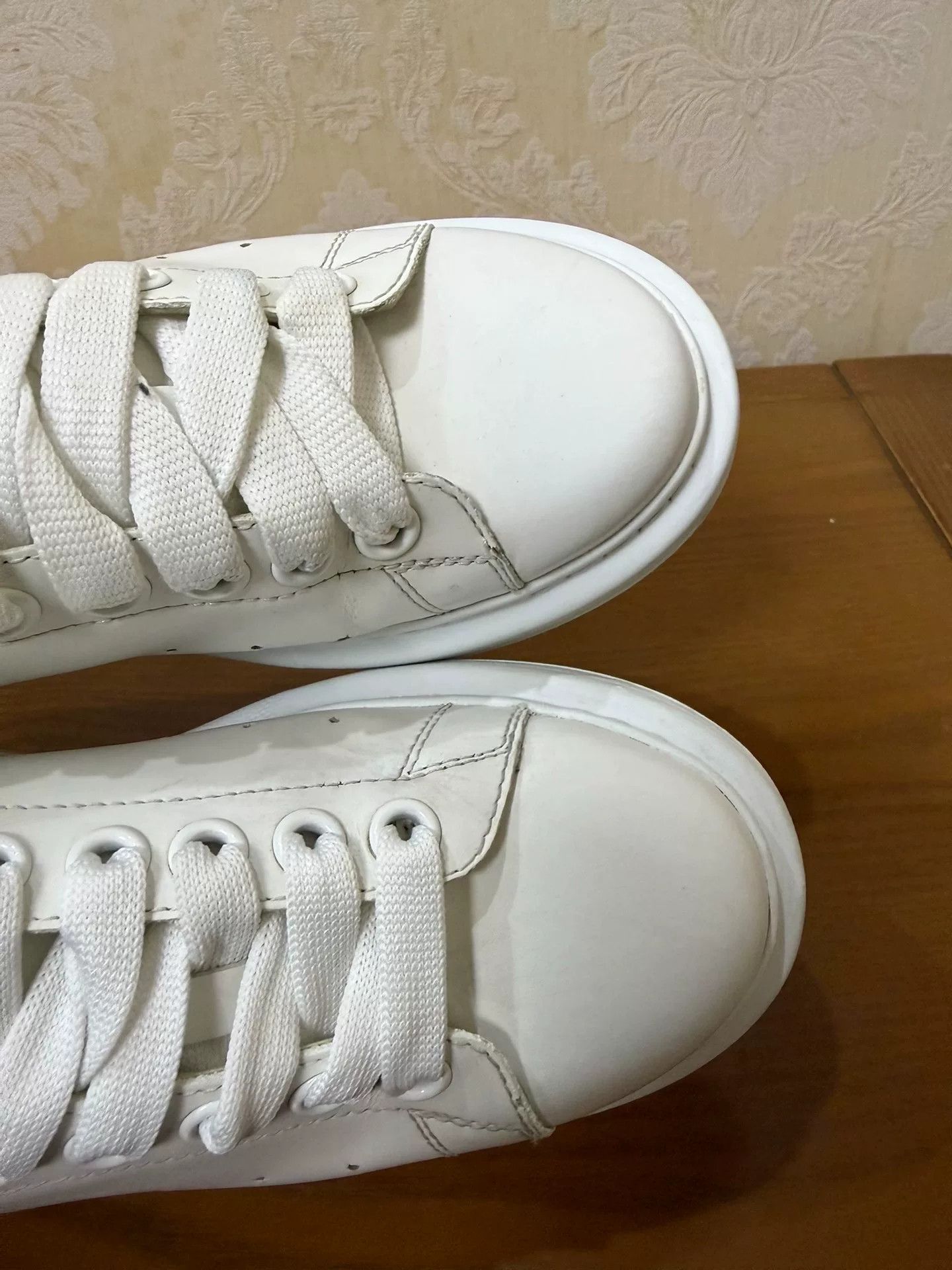 Alexander McQueen Alexander McQueen White Lowtop Sneakers us_7 Women Size US 7 / IT 37 - 6 Thumbnail