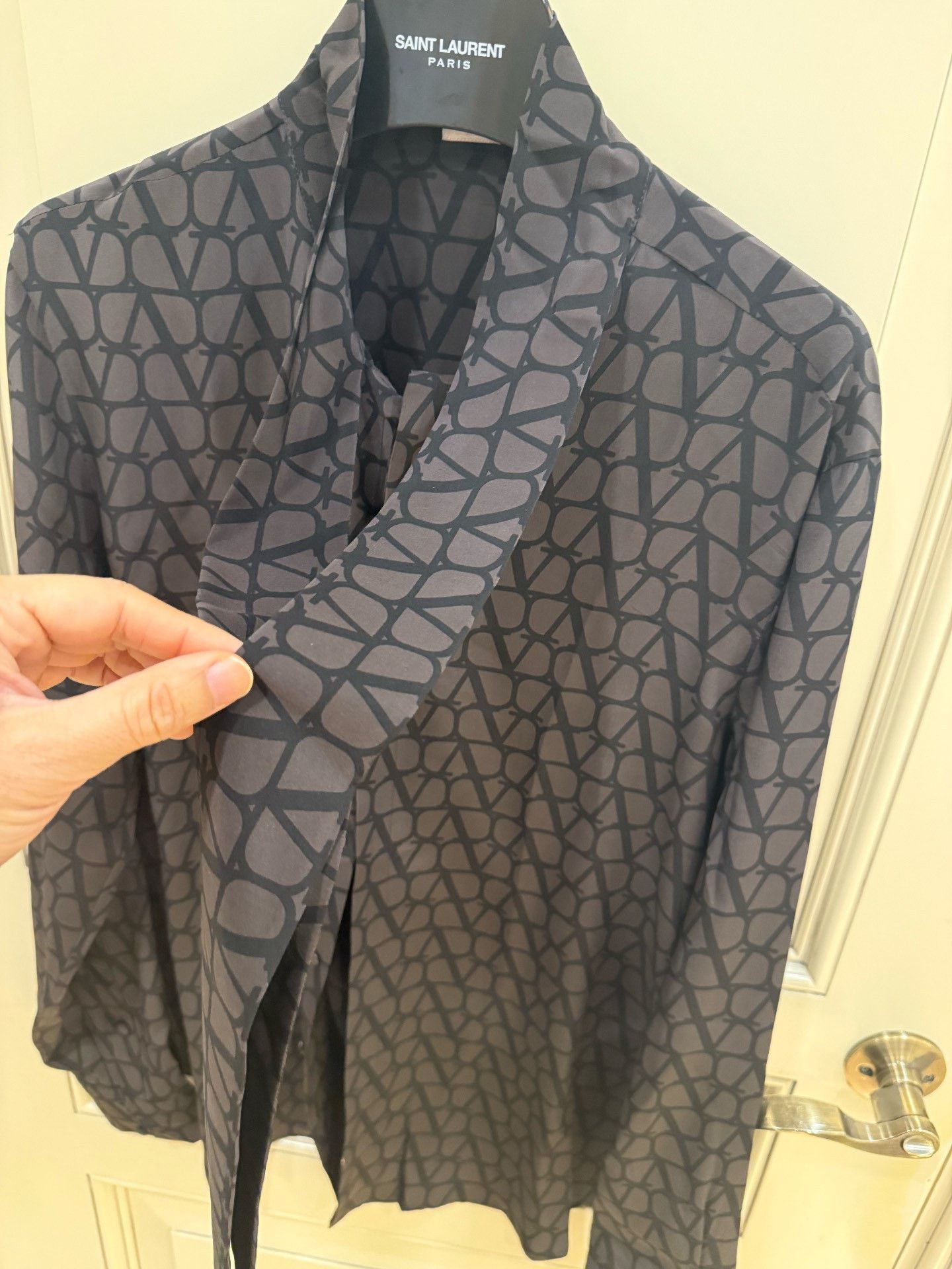 Valentino Valentino Silk Logo Print Shirt Size US M / EU 48-50 / 2 - 8 Thumbnail