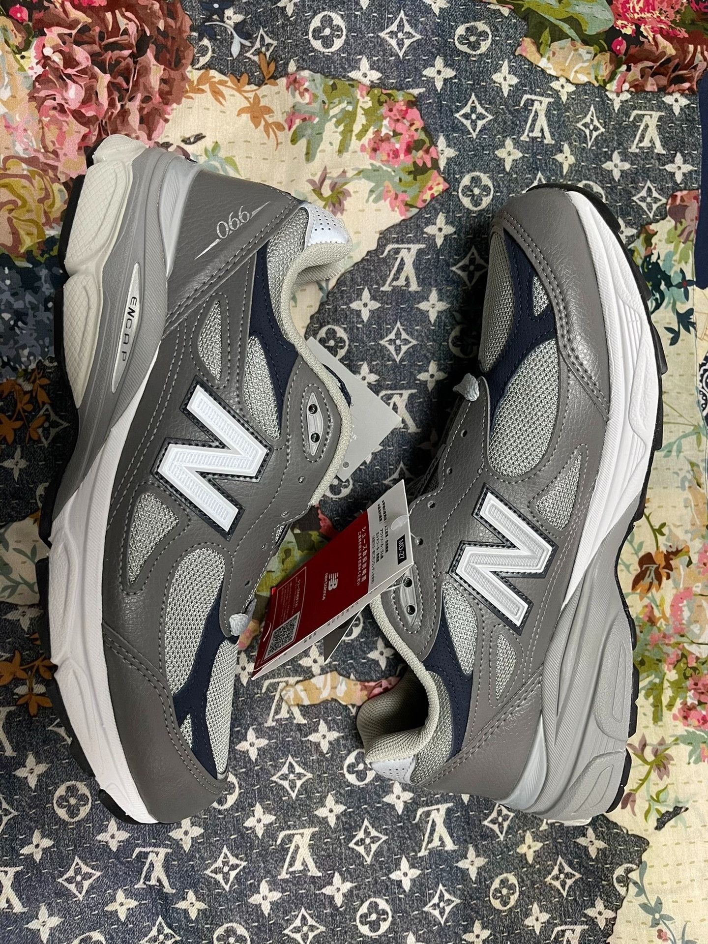 New Balance New Balance Men's M990GJ3 Running Shoes Size US 8 / EU 41 - 2 Thumbnail