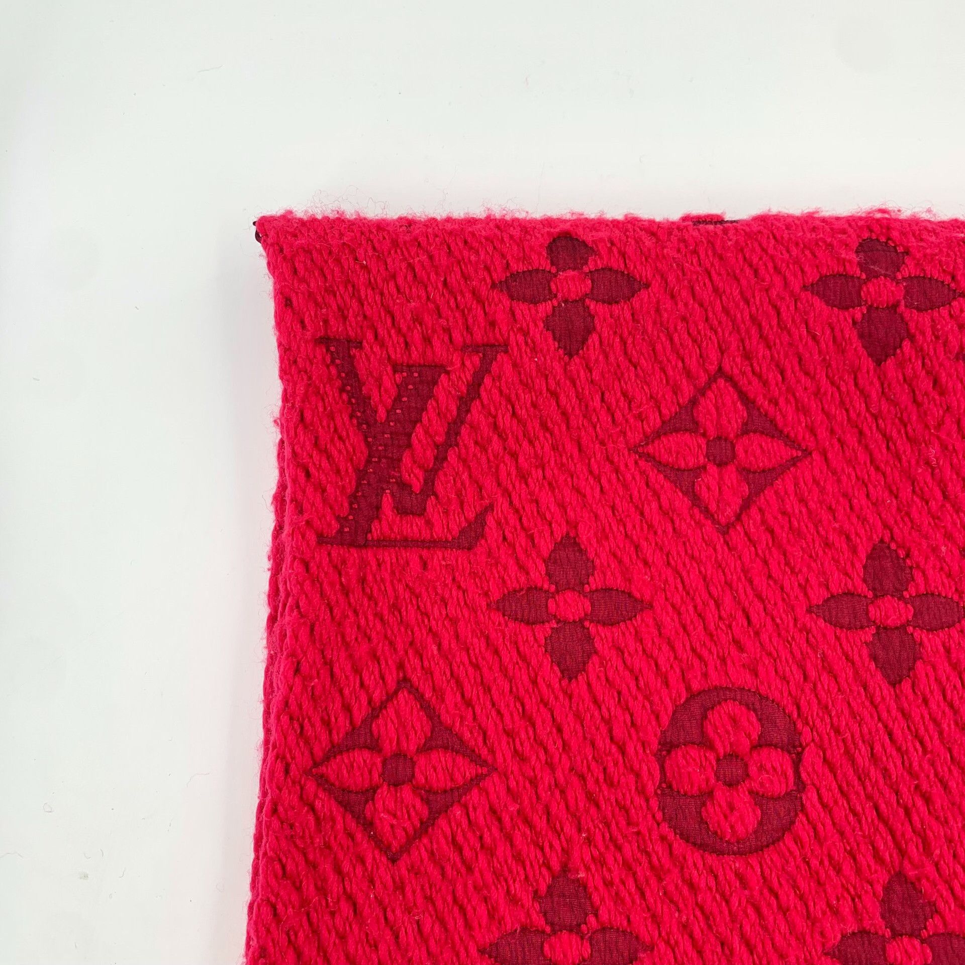 Louis Vuitton Louis Vuitton Red Logo Wool Fringed Scarf Size ONE SIZE - 3 Thumbnail