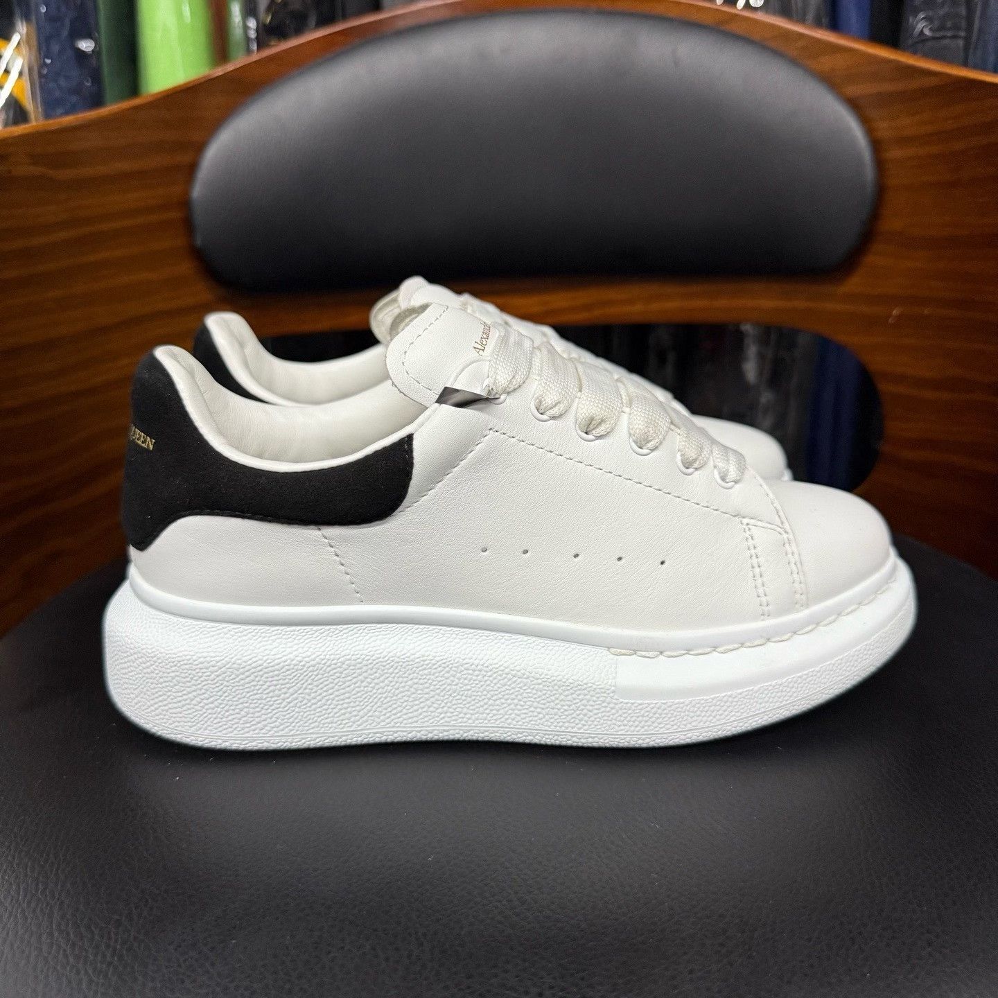 Alexander McQueen Alexander McQueen Black Lowtop Sneakers 33 Women Size US 8 / IT 38 - 4 Thumbnail