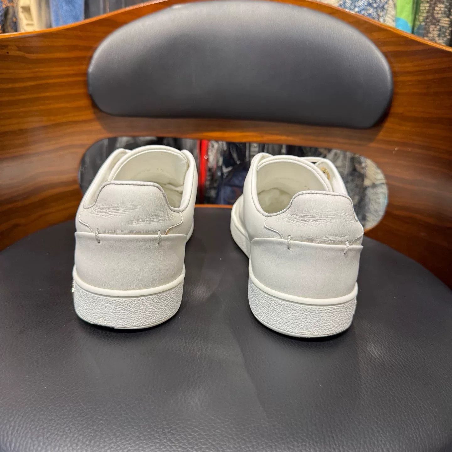 Louis Vuitton Louis Vuitton White Lowtop Sneakers 35 Women Size US 5 / IT 35 - 3 Thumbnail