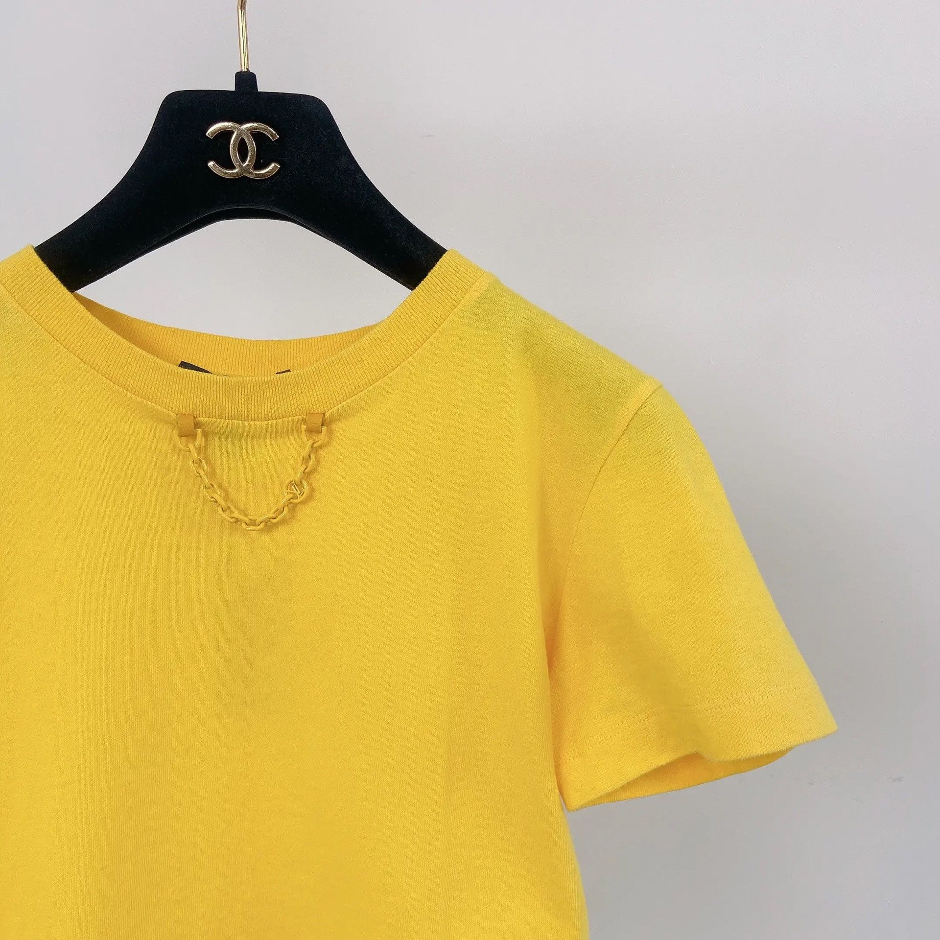 Louis Vuitton Louis Vuitton Yellow Short T-shirt XS Size XS / US 0-2 / IT 36-38 - 3 Thumbnail