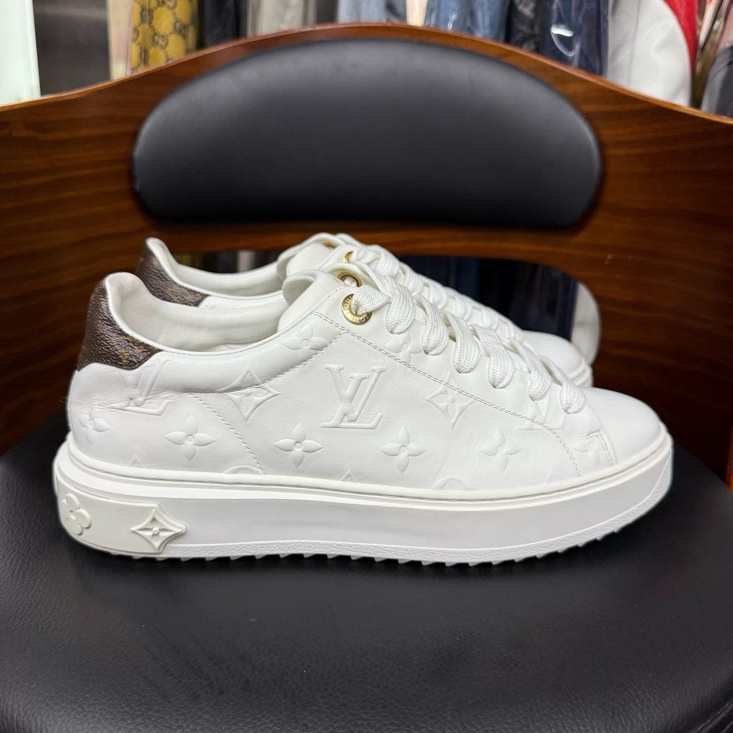 Louis Vuitton Louis Vuitton Lowtop Sneakers 38 Women Size US 7.5 / IT 37.5 - 4 Thumbnail