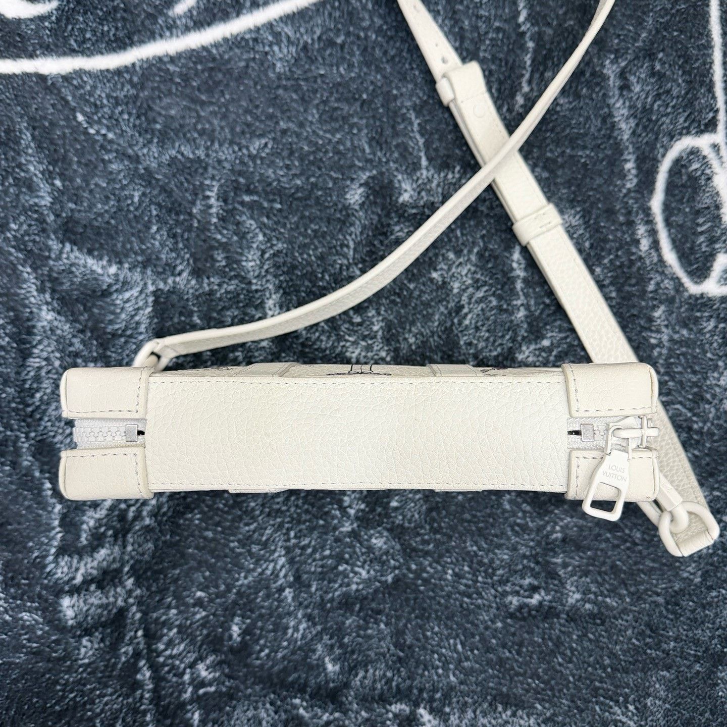 Louis Vuitton Louis Vuitton White Shoulder Bag 22 Women Size ONE SIZE - 4 Thumbnail