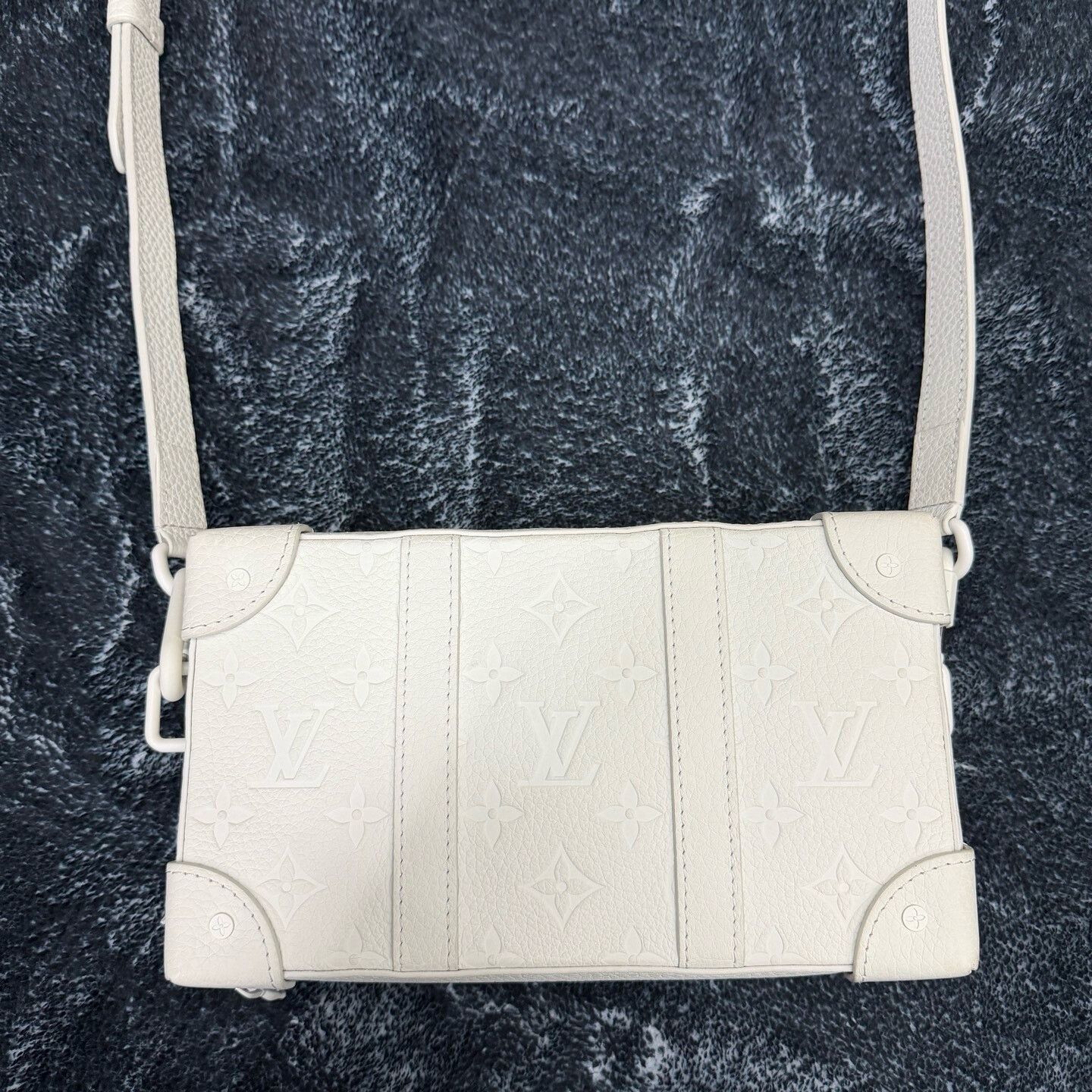 Louis Vuitton Louis Vuitton White Shoulder Bag 22 Women Size ONE SIZE - 2 Thumbnail