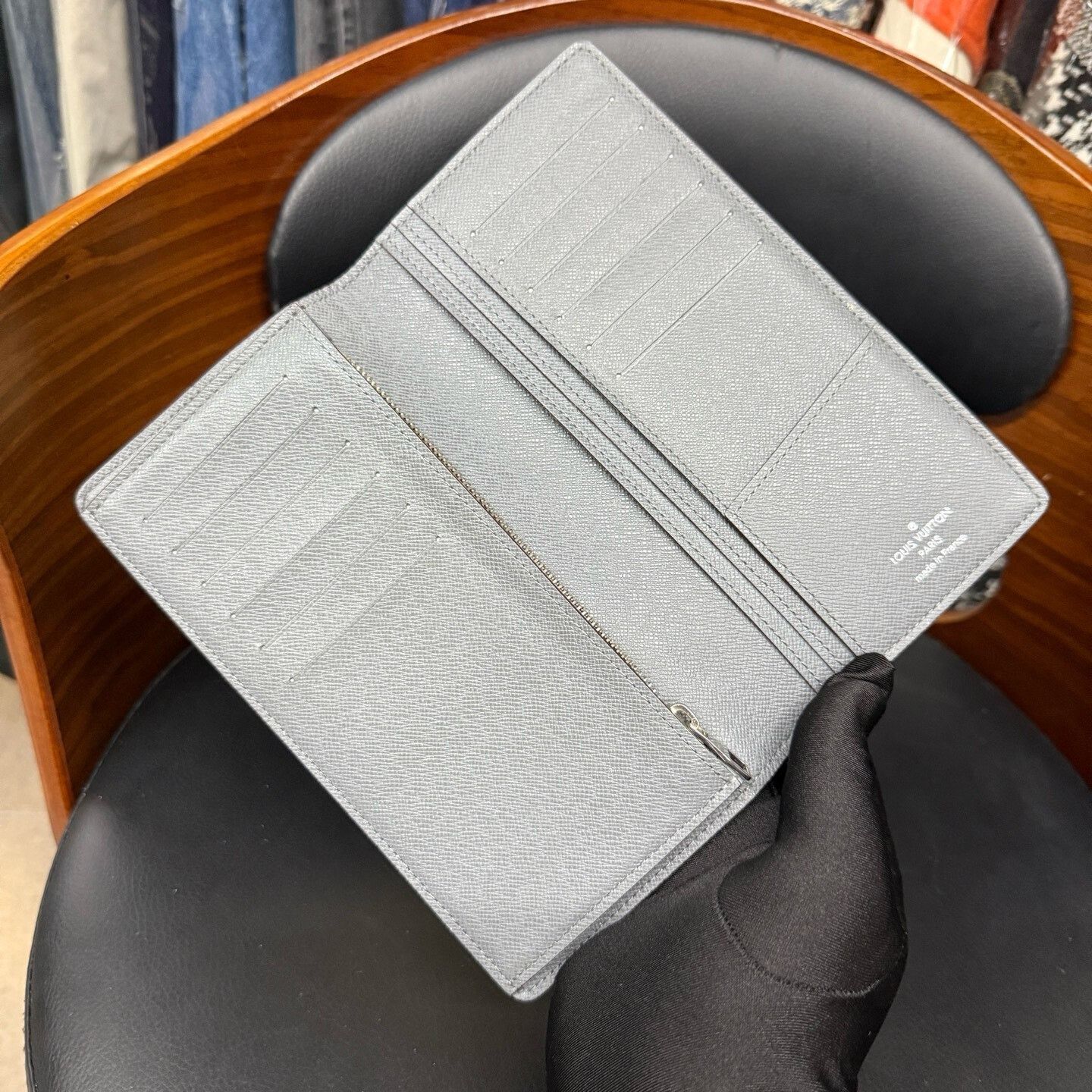 Louis Vuitton Louis Vuitton Leather Long Gray Item 42.5 Men Size ONE SIZE - 7 Thumbnail