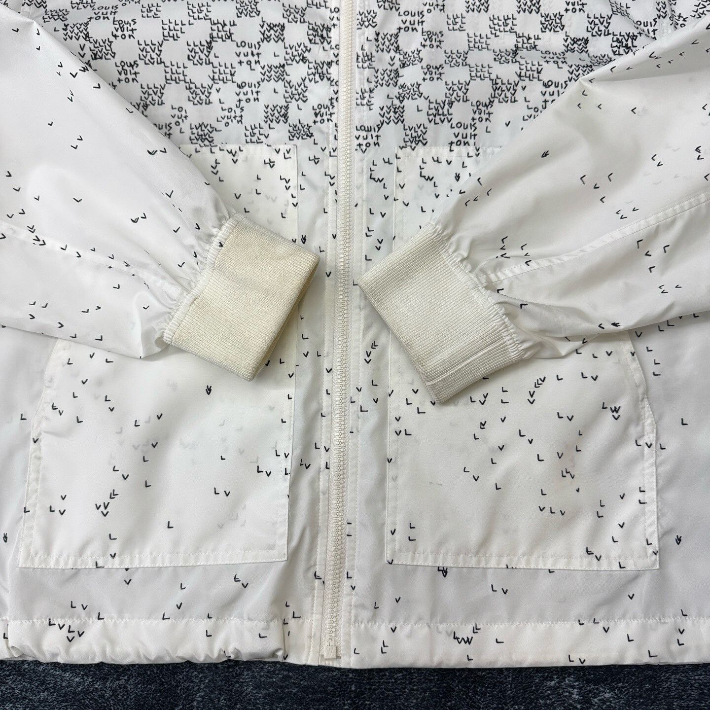 Louis Vuitton Louis Vuitton Checkered White Light Jacket 42.5 Men Size US M / EU 48-50 / 2 - 2 Thumbnail