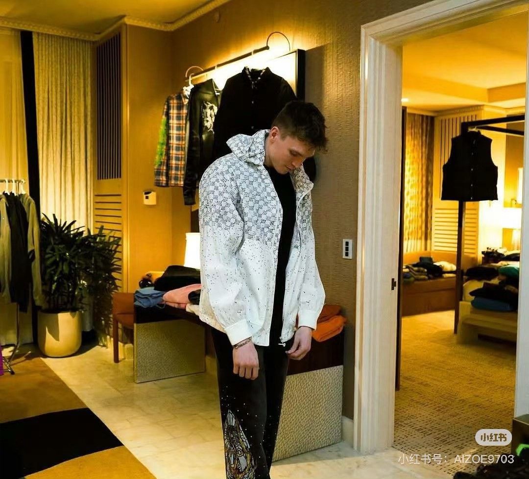 Louis Vuitton Louis Vuitton Checkered White Light Jacket 42.5 Men Size US M / EU 48-50 / 2 - 6 Thumbnail