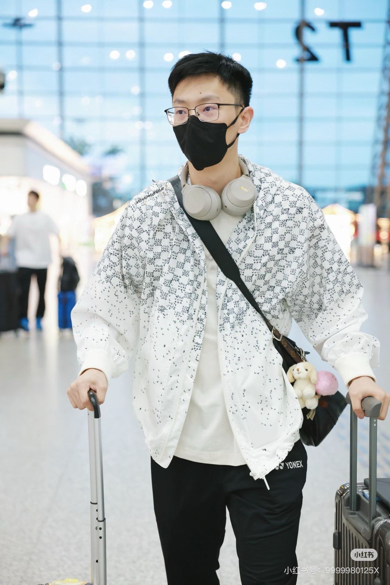 Louis Vuitton Louis Vuitton Checkered White Light Jacket 42.5 Men Size US M / EU 48-50 / 2 - 7 Thumbnail
