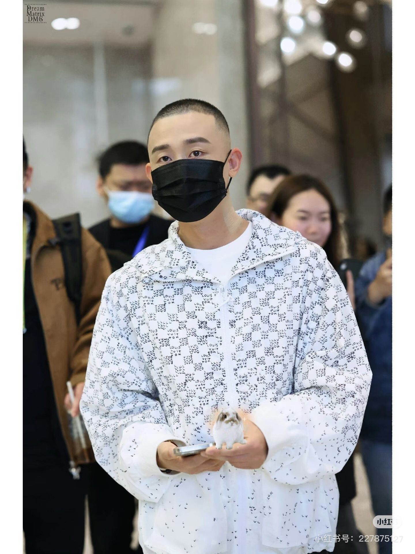 Louis Vuitton Louis Vuitton Checkered White Light Jacket 42.5 Men Size US M / EU 48-50 / 2 - 9 Thumbnail