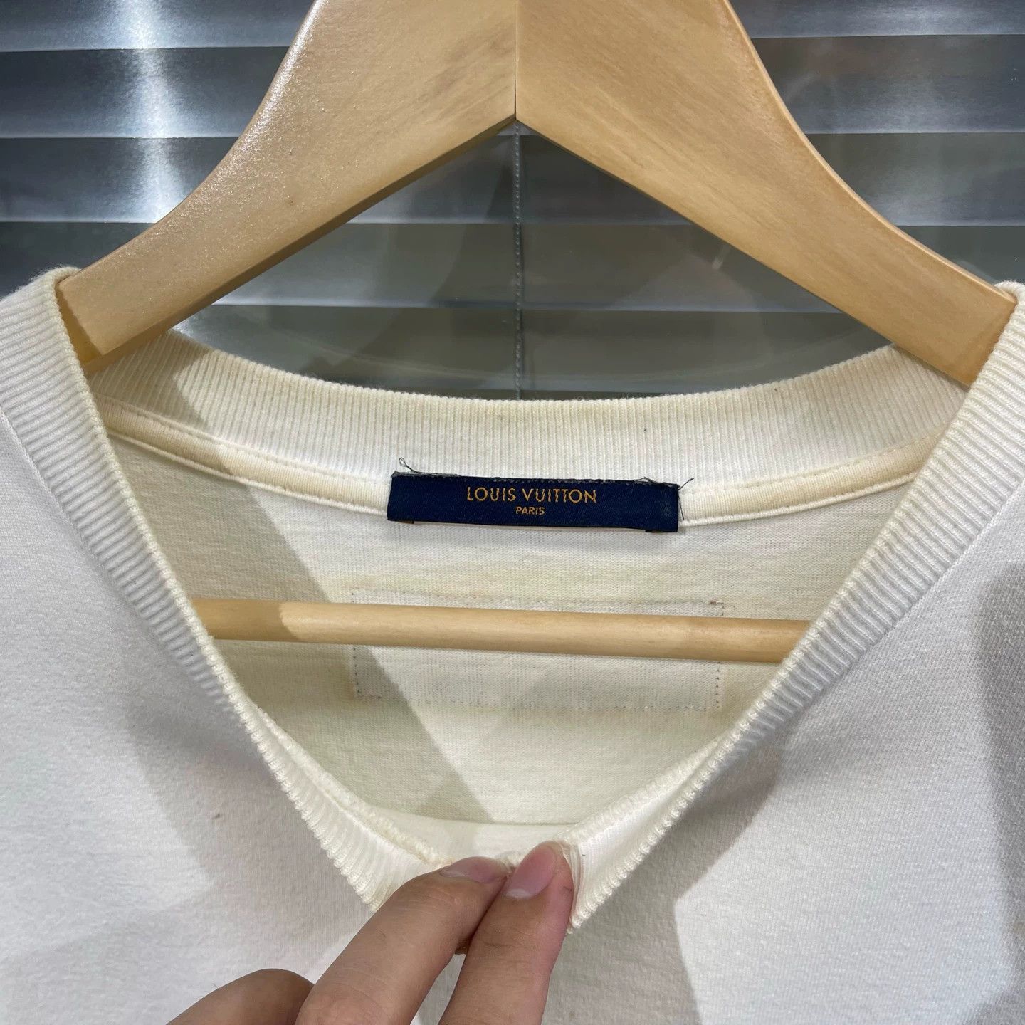 Louis Vuitton White Short-Sleeve Graphic Tee - Size L Size US L / EU 52-54 / 3 - 3 Thumbnail