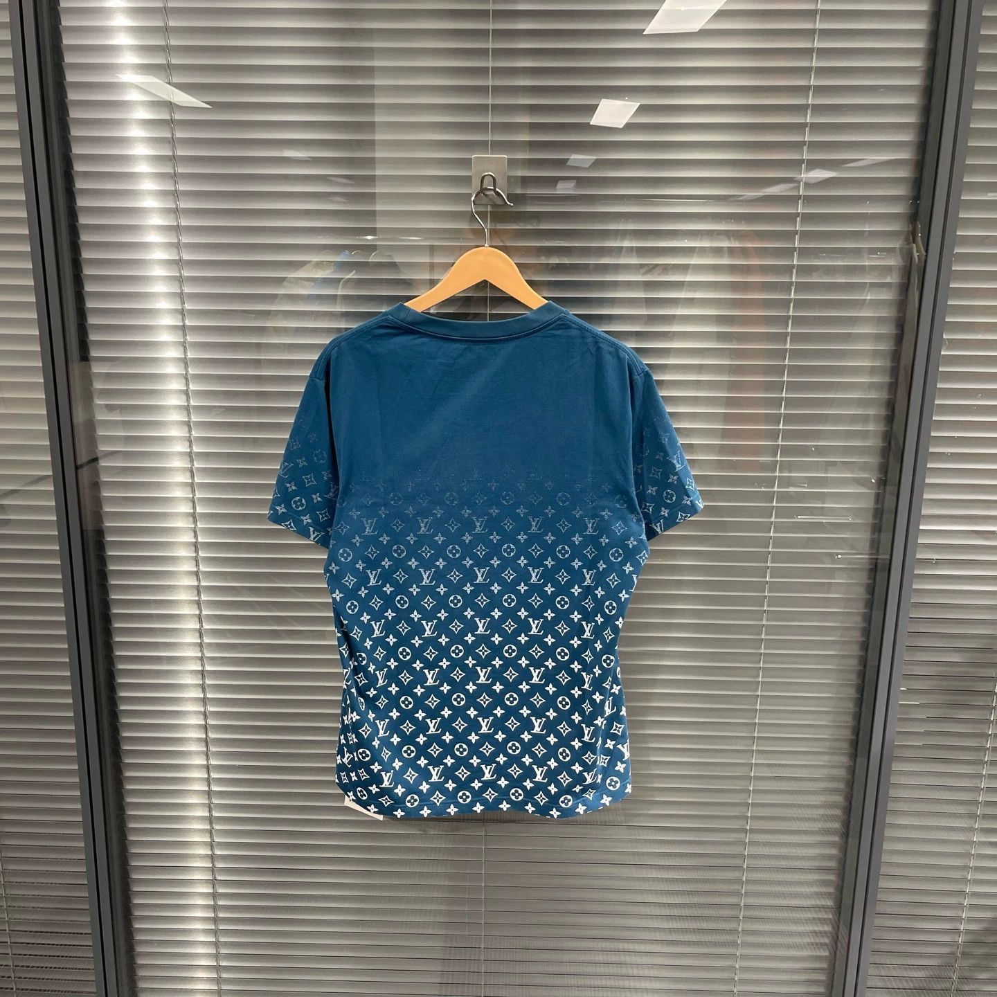 Louis Vuitton Blue Gradient Pattern Short Sleeve Shirt Size US L / EU 52-54 / 3 - 2 Thumbnail