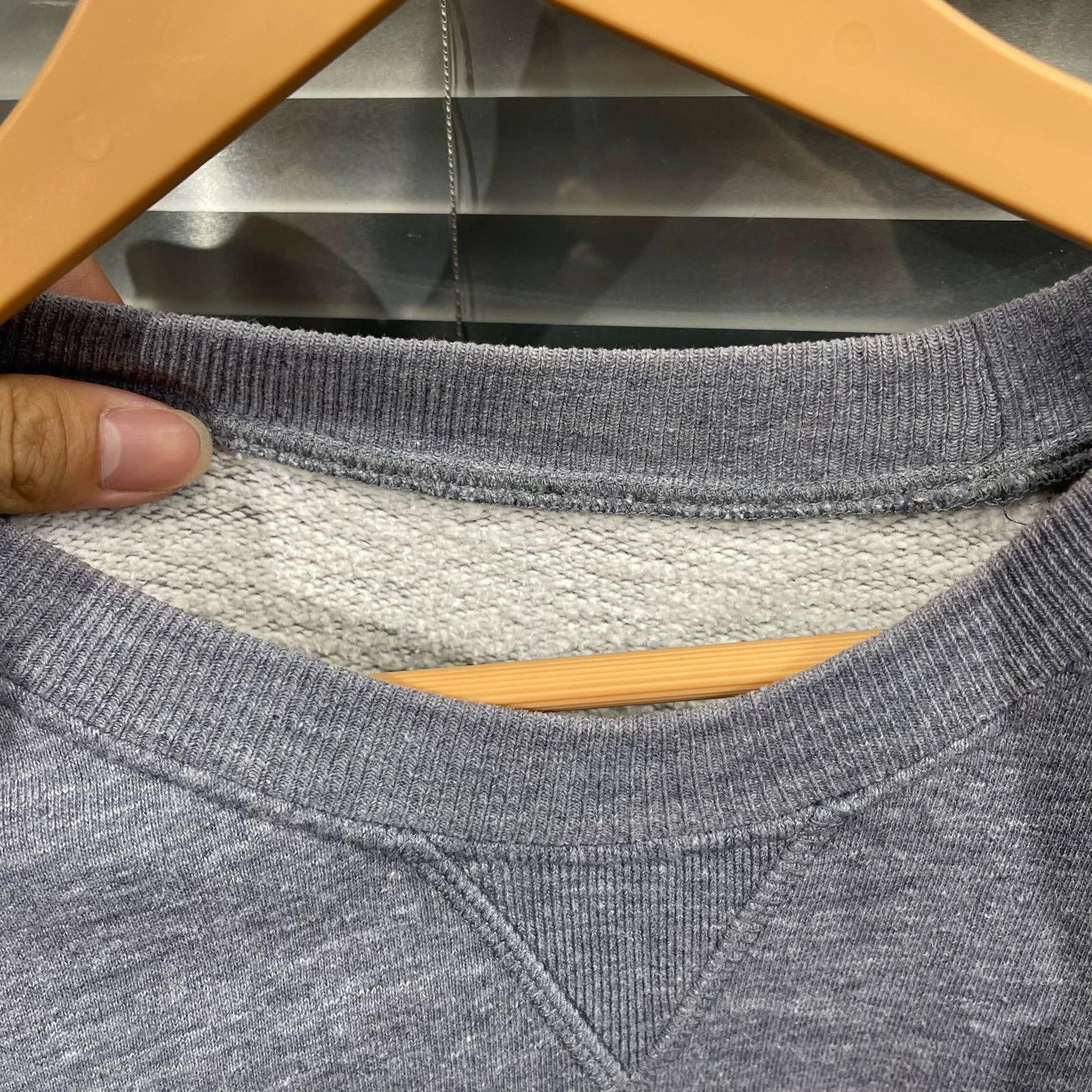 Louis Vuitton Gray Long-Sleeve Sweatshirt with Pink Logo Size US L / EU 52-54 / 3 - 3 Thumbnail