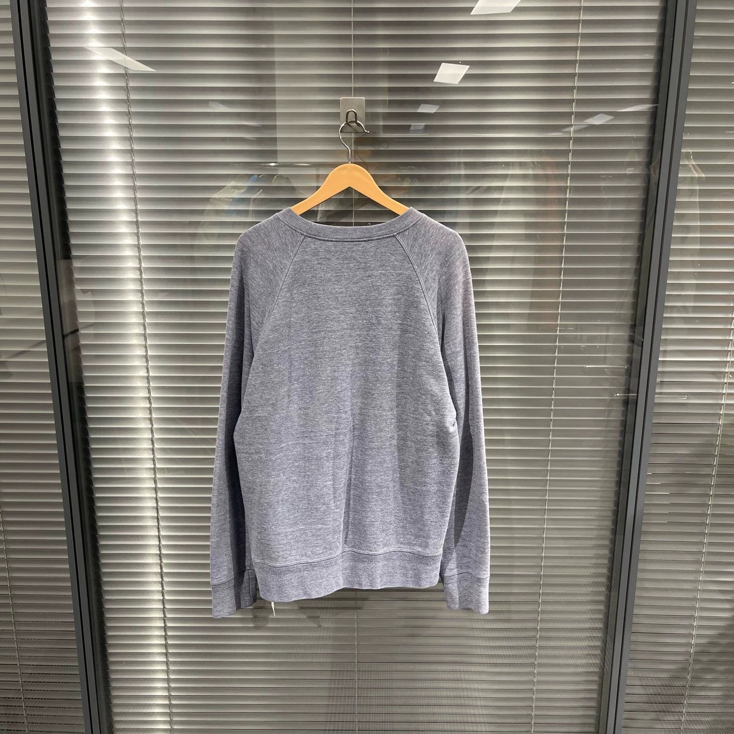 Louis Vuitton Gray Long-Sleeve Sweatshirt with Pink Logo Size US L / EU 52-54 / 3 - 2 Thumbnail