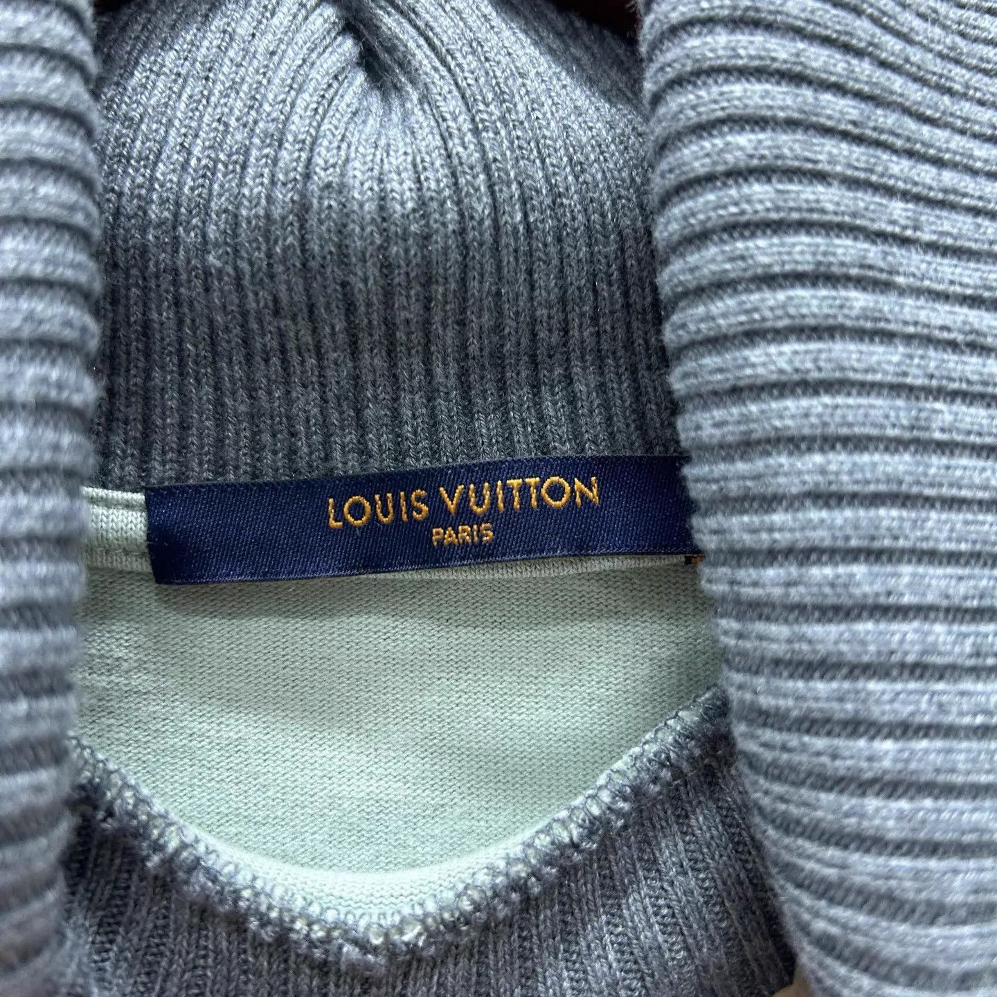 Louis Vuitton Gray Long Sleeve Mock Neck T-Shirt Size US S / EU 44-46 / 1 - 3 Thumbnail