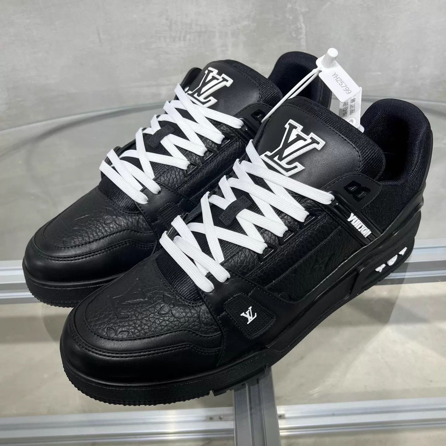 Louis Vuitton Black Low-Top Sneakers Size 11 Size US 11 / EU 44 - 2 Thumbnail