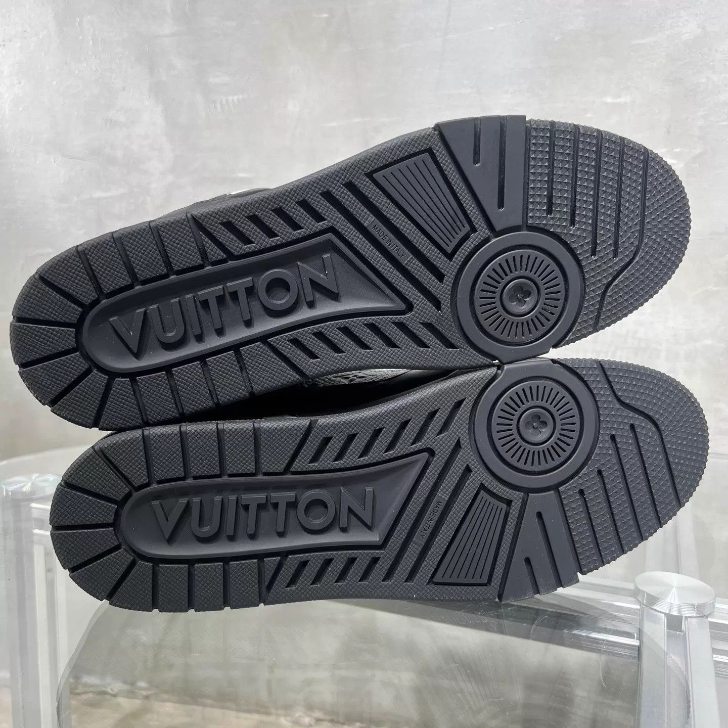 Louis Vuitton Black Low-Top Sneakers Size 11 Size US 11 / EU 44 - 7 Thumbnail