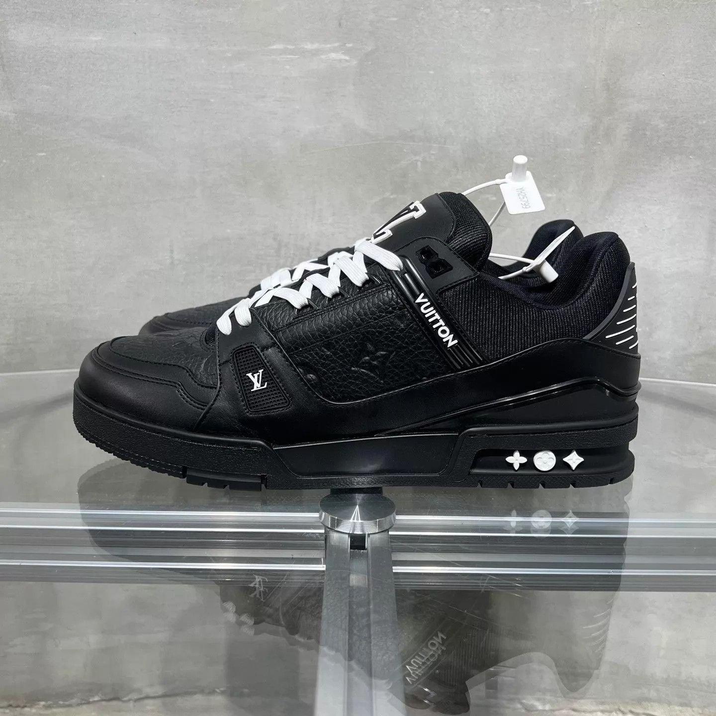 Louis Vuitton Black Low-Top Sneakers Size 11 Size US 11 / EU 44 - 3 Thumbnail