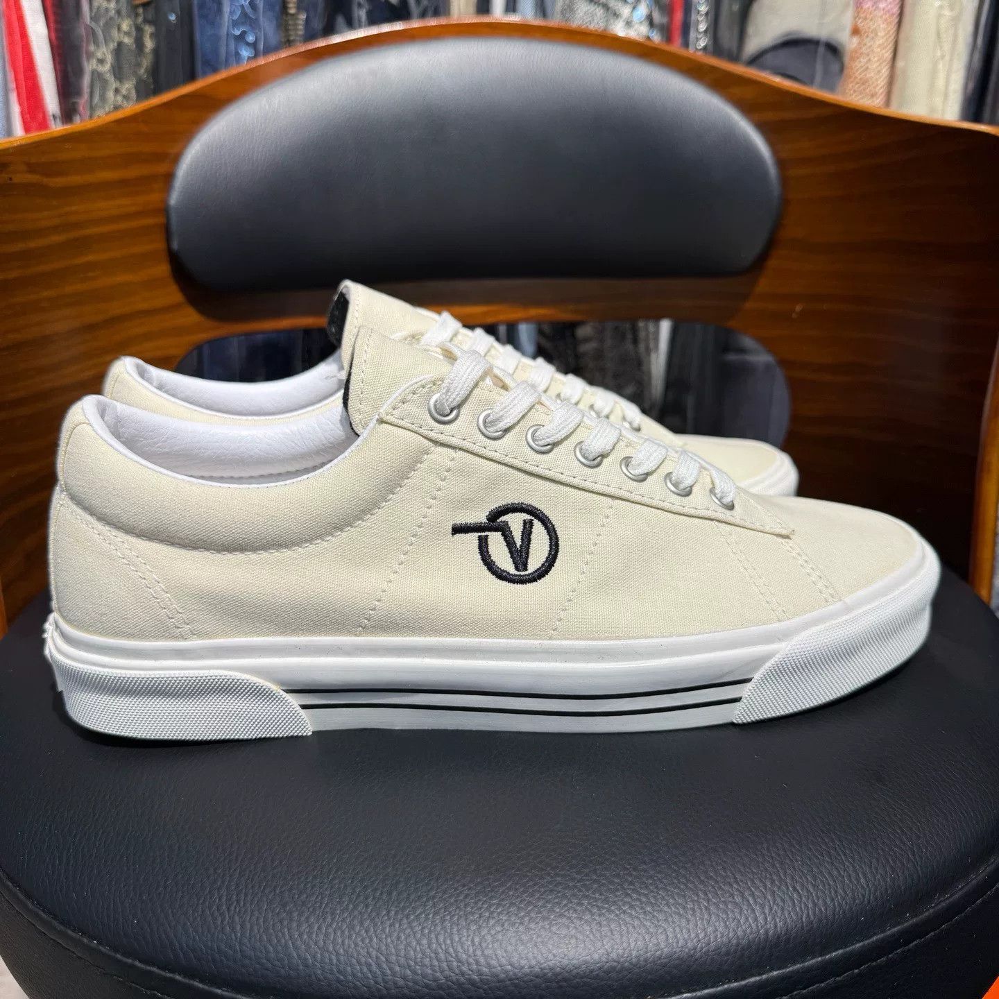 Vans Vans Retro White Lowtop Sneakers 43 Men Size US 10 / EU 43 - 4 Thumbnail
