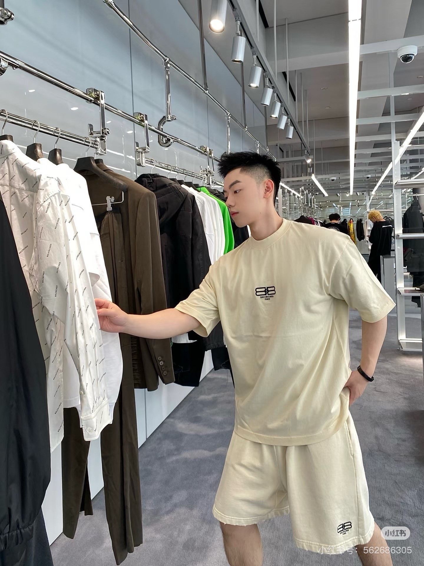 Balenciaga Balenciaga Beige T-Shirt XL Men Size US XL / EU 56 / 4 - 6 Thumbnail