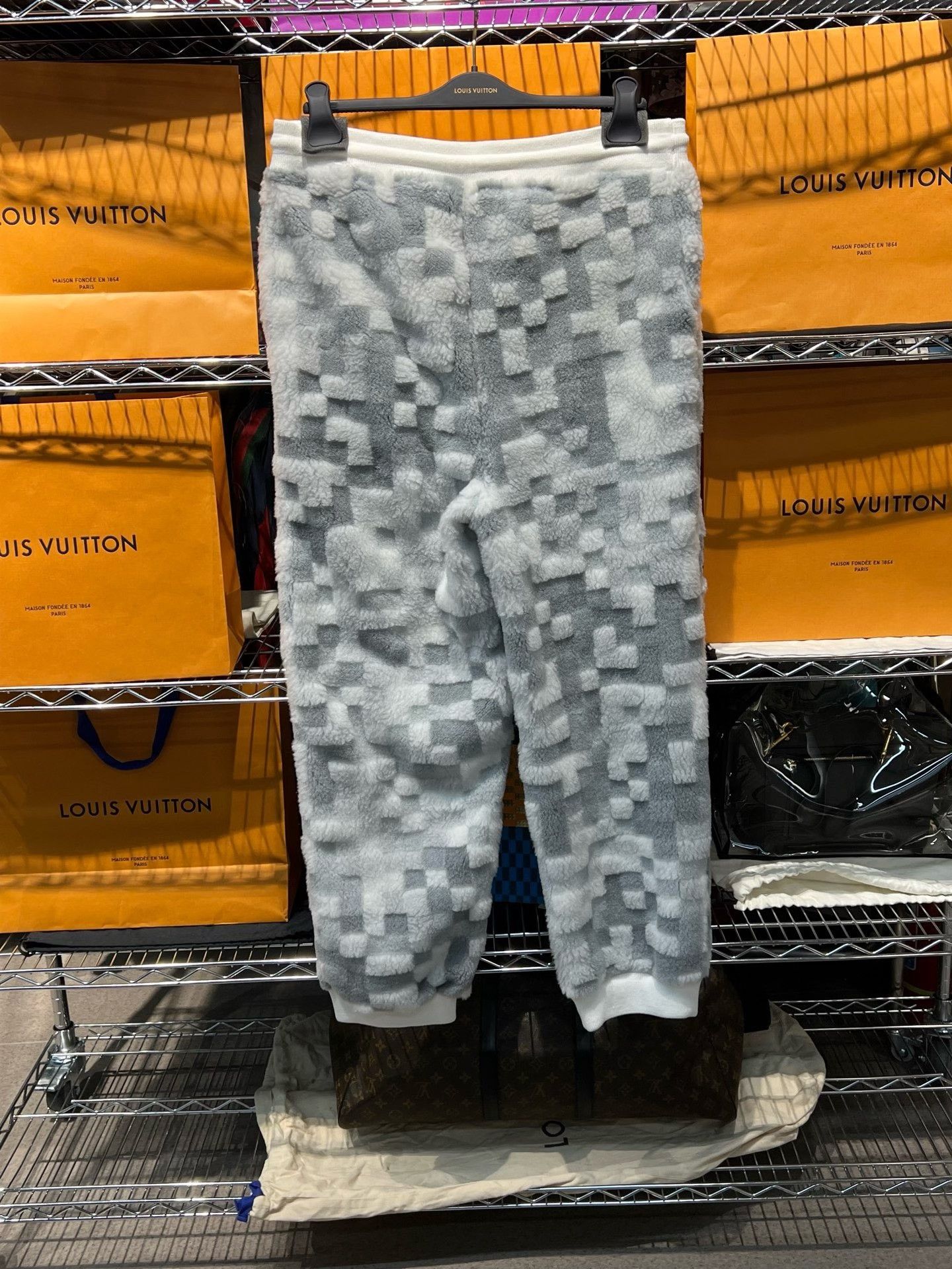 Louis Vuitton Louis Vuitton Checkered Sweatpants XL Men Size US 36 / EU 52 - 4 Thumbnail