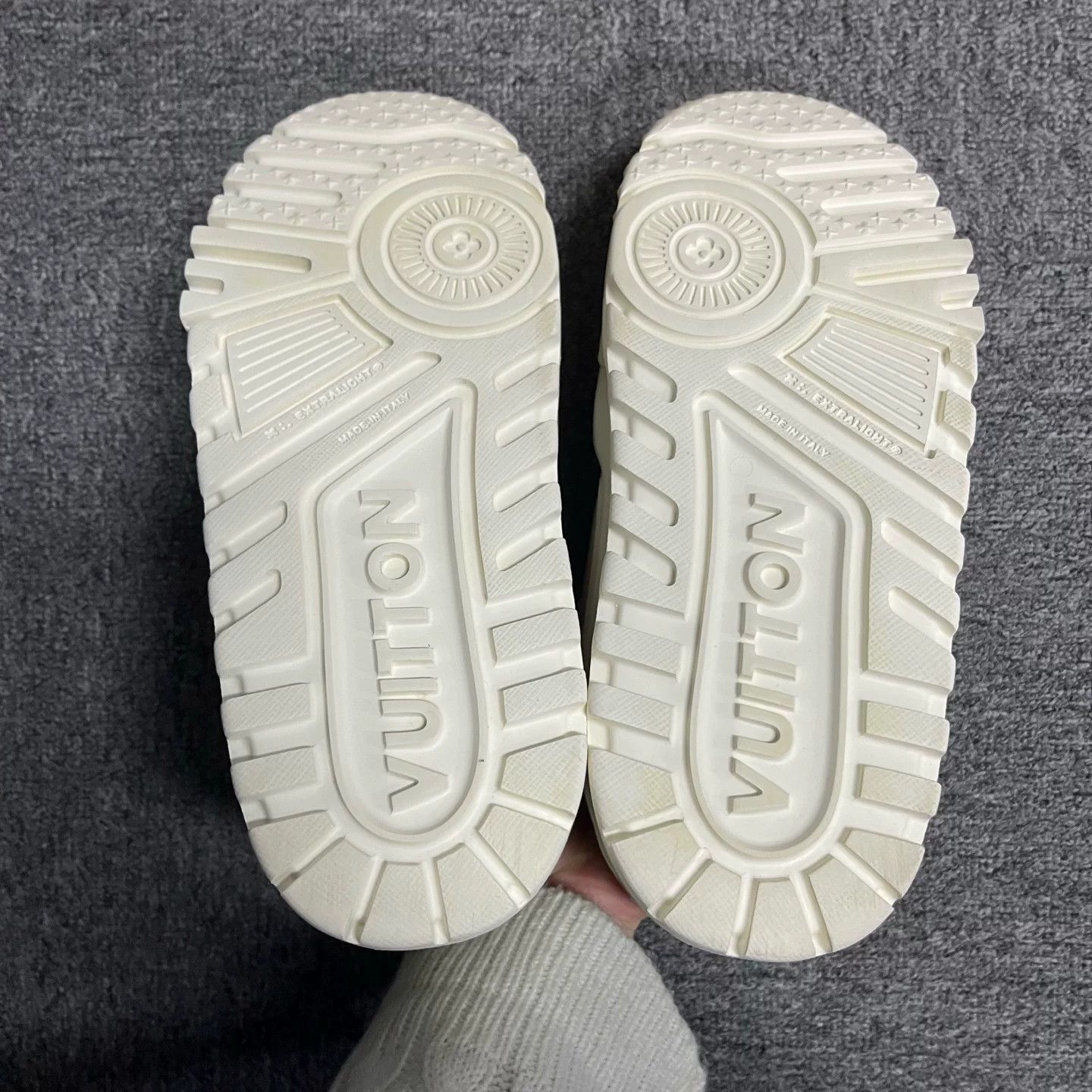 Louis Vuitton Louis Vuitton Leather White Lowtop Sneakers 5 Women Size US 5 / IT 35 - 5 Thumbnail