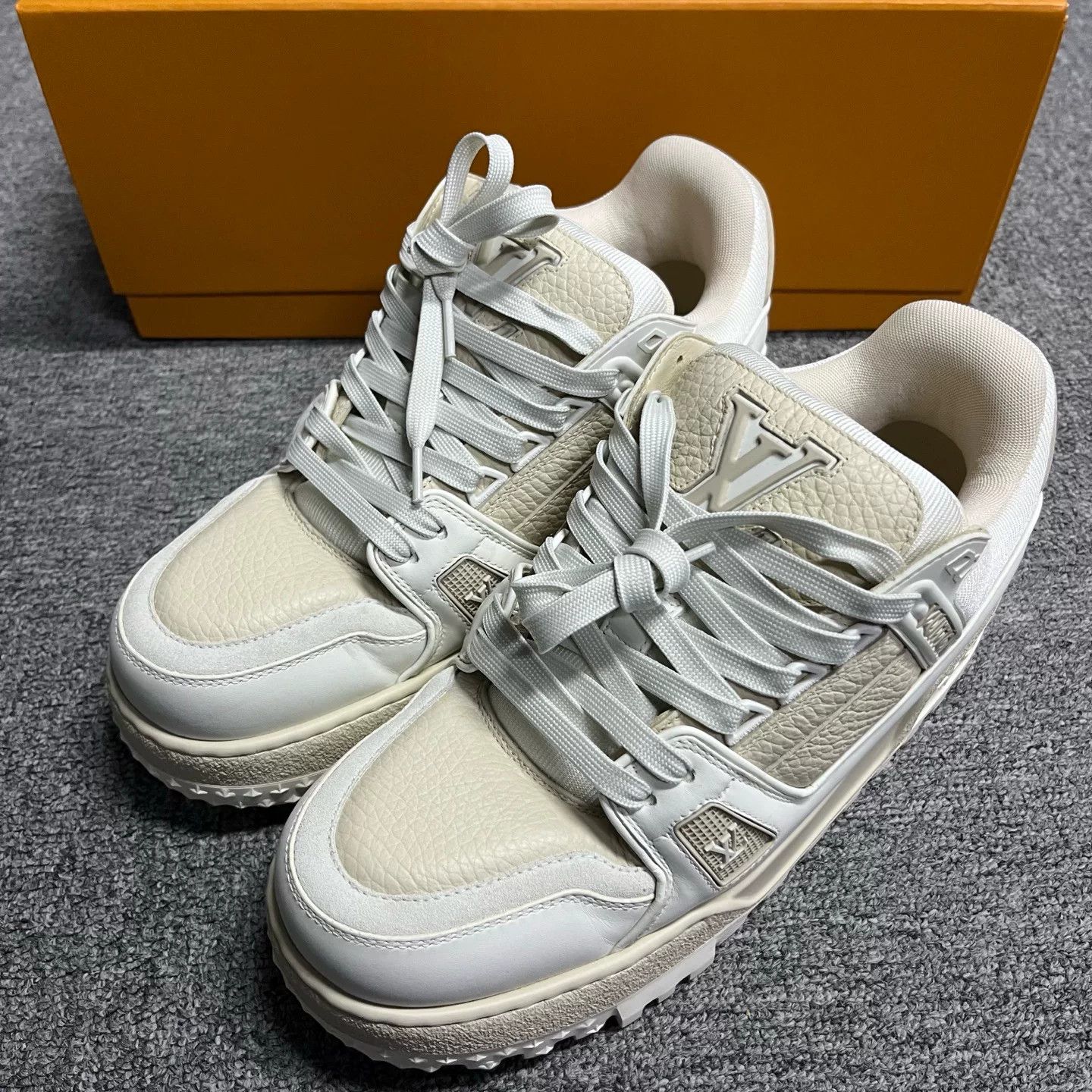 Louis Vuitton Louis Vuitton Leather White Lowtop Sneakers 5 Women Size US 5 / IT 35 - 2 Thumbnail