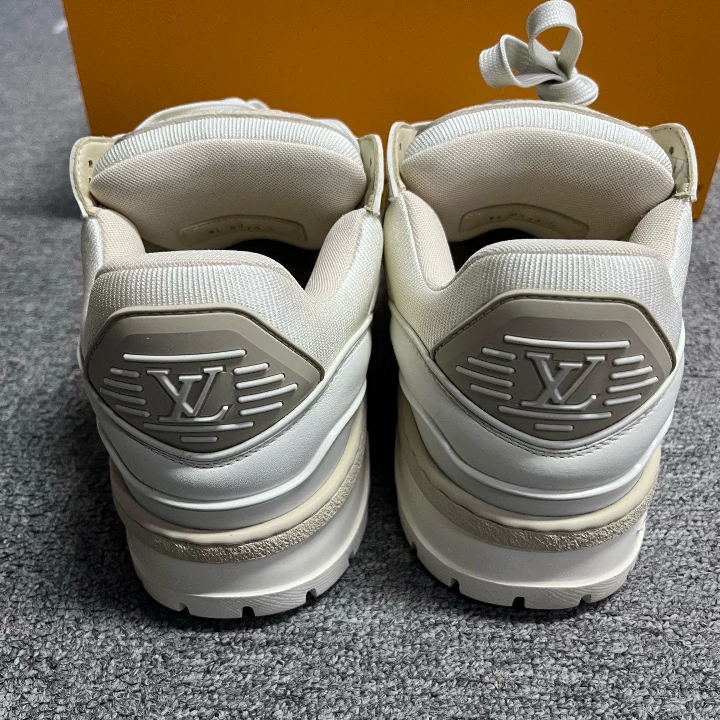Louis Vuitton Louis Vuitton Leather White Lowtop Sneakers 5 Women Size US 5 / IT 35 - 4 Thumbnail