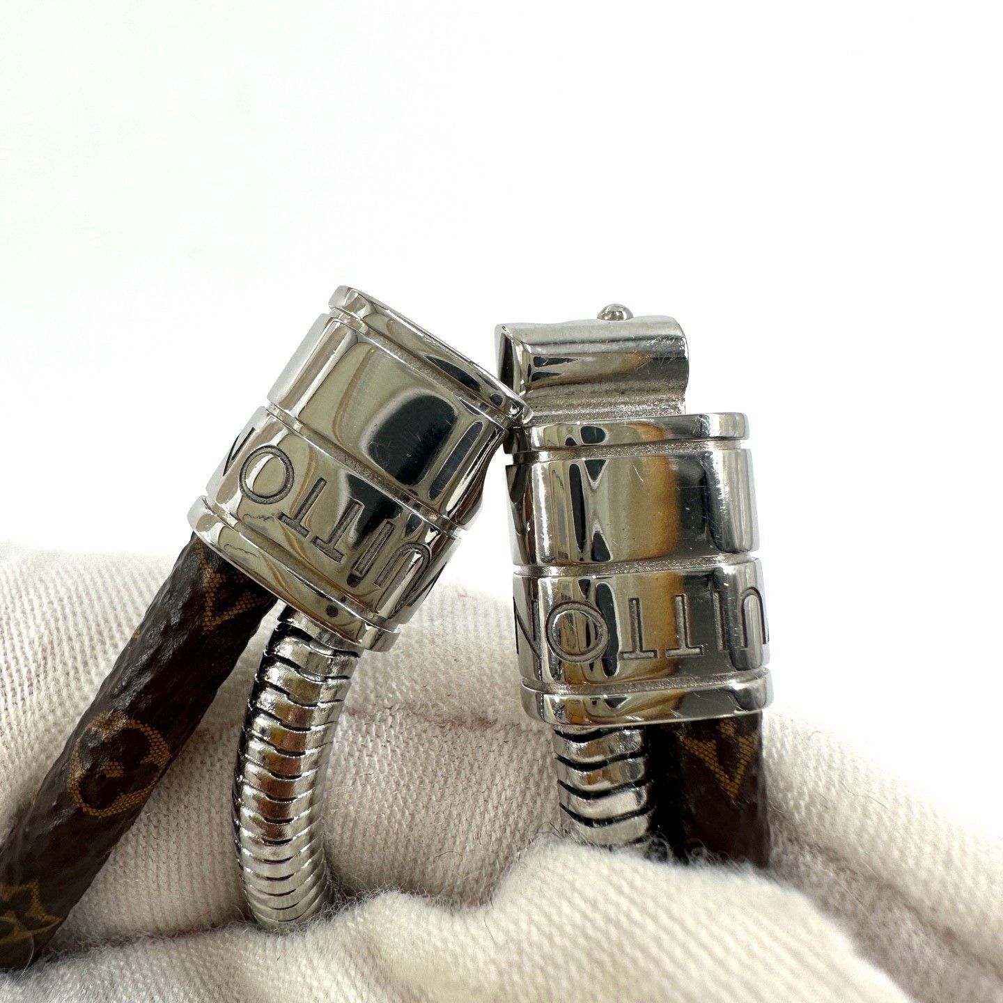 Louis Vuitton Louis Vuitton Classic Monogram Bracelet Size ONE SIZE - 5 Thumbnail