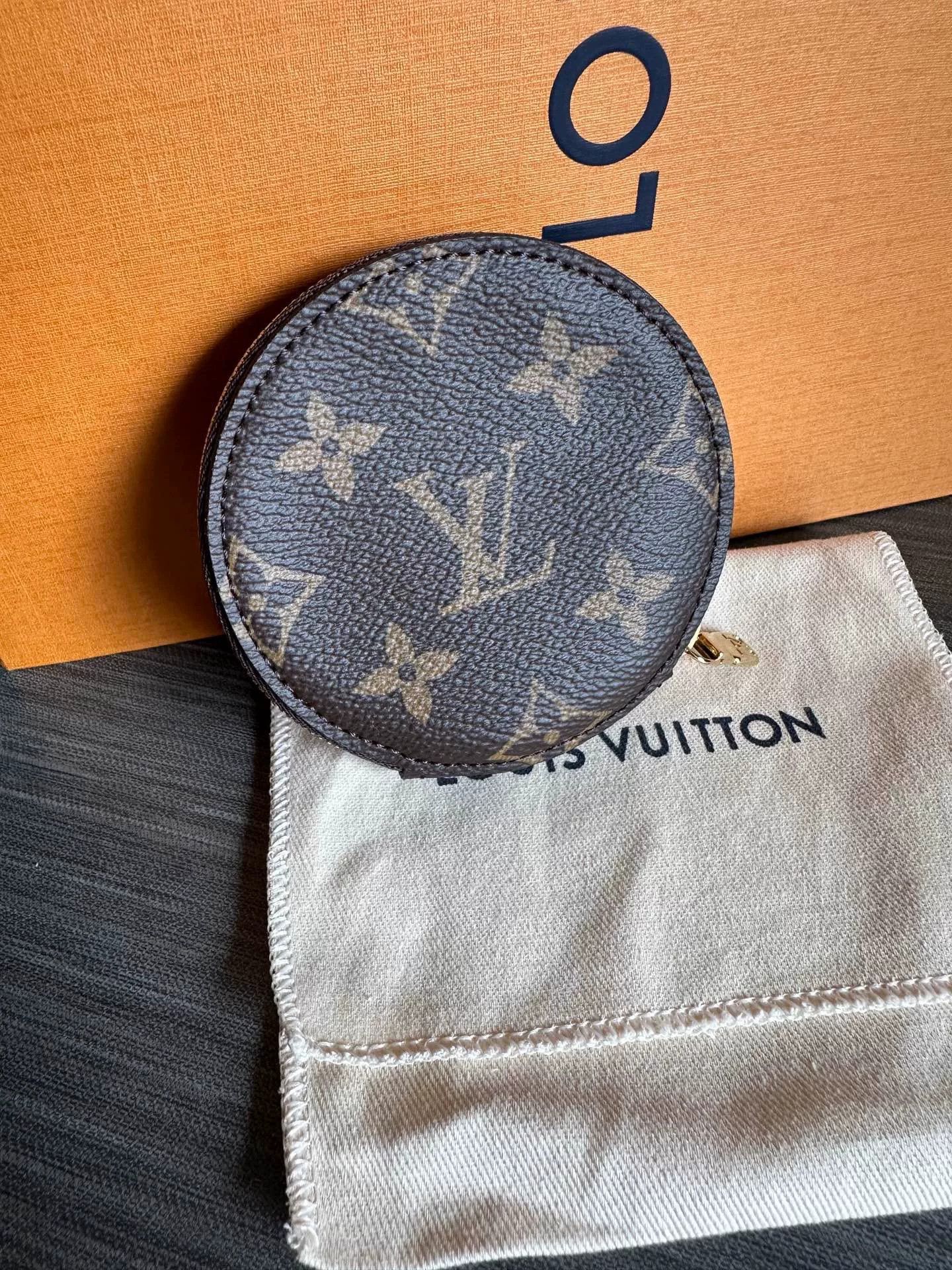 Louis Vuitton LV Classic Monogram Round Coin Purse Size ONE SIZE - 2 Thumbnail