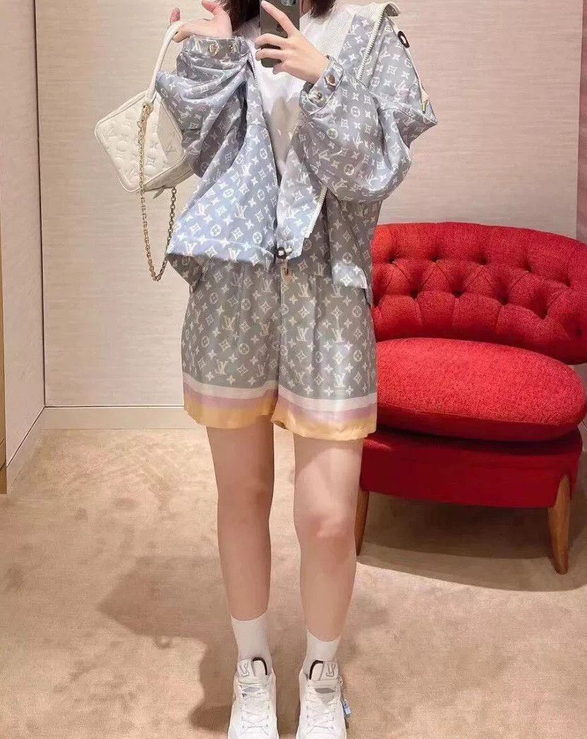Louis Vuitton LV Monogram Women's Shorts Size 36" / US 14 / IT 50 - 7 Thumbnail