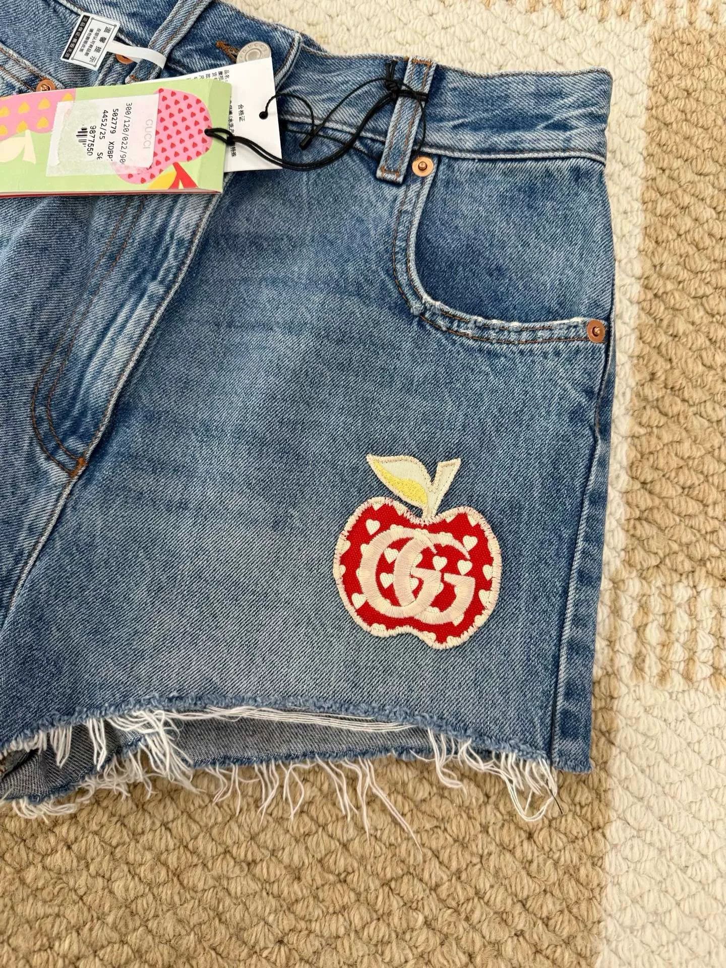 Gucci Gucci Embroidered Apple Denim Shorts Size 25" / US 0 / IT 36 - 3 Thumbnail