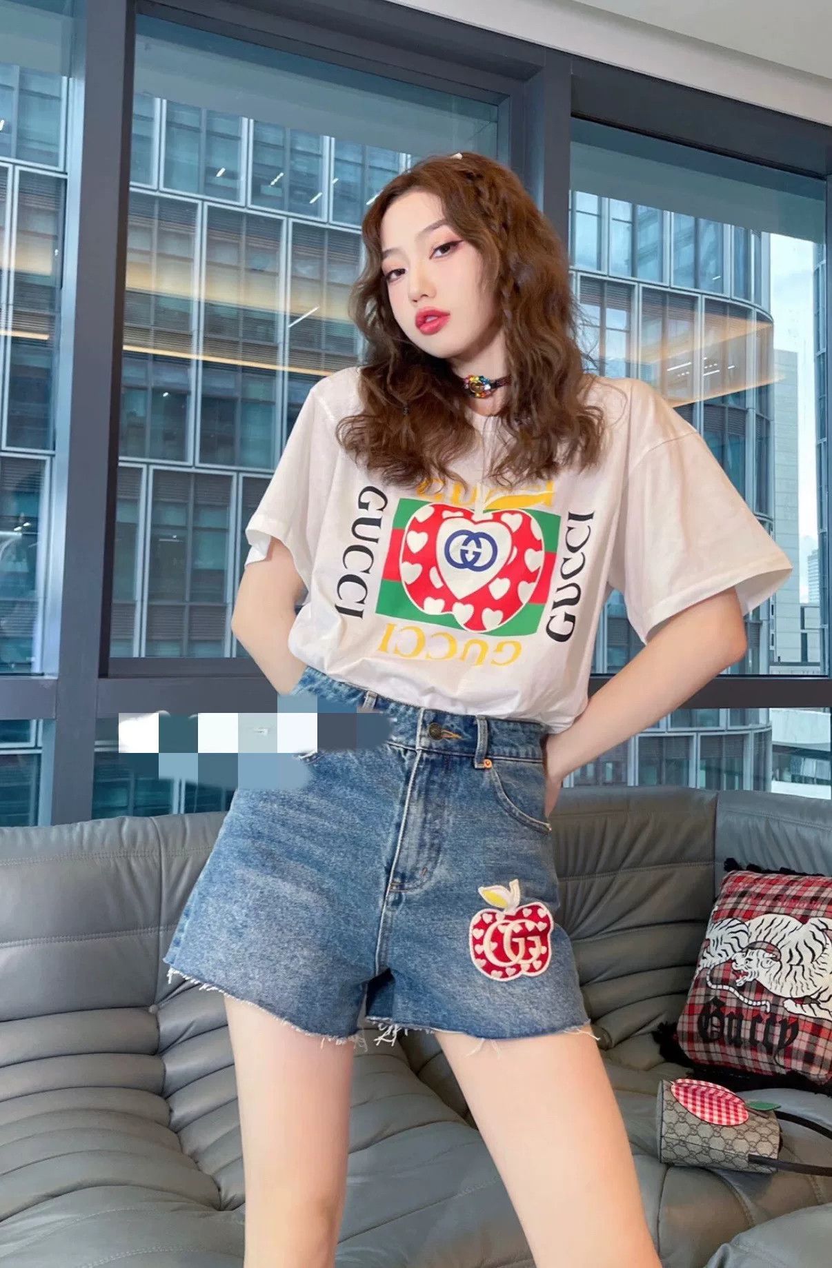 Gucci Gucci Embroidered Apple Denim Shorts Size 25" / US 0 / IT 36 - 6 Thumbnail
