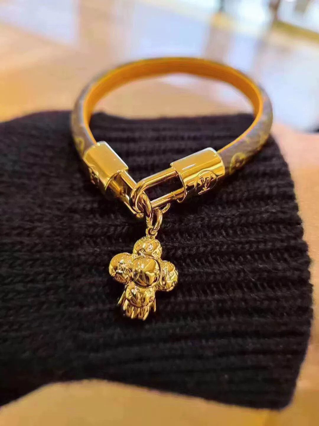 Louis Vuitton LV Monogram Vivan Bracelet Sunflower Size ONE SIZE - 8 Thumbnail