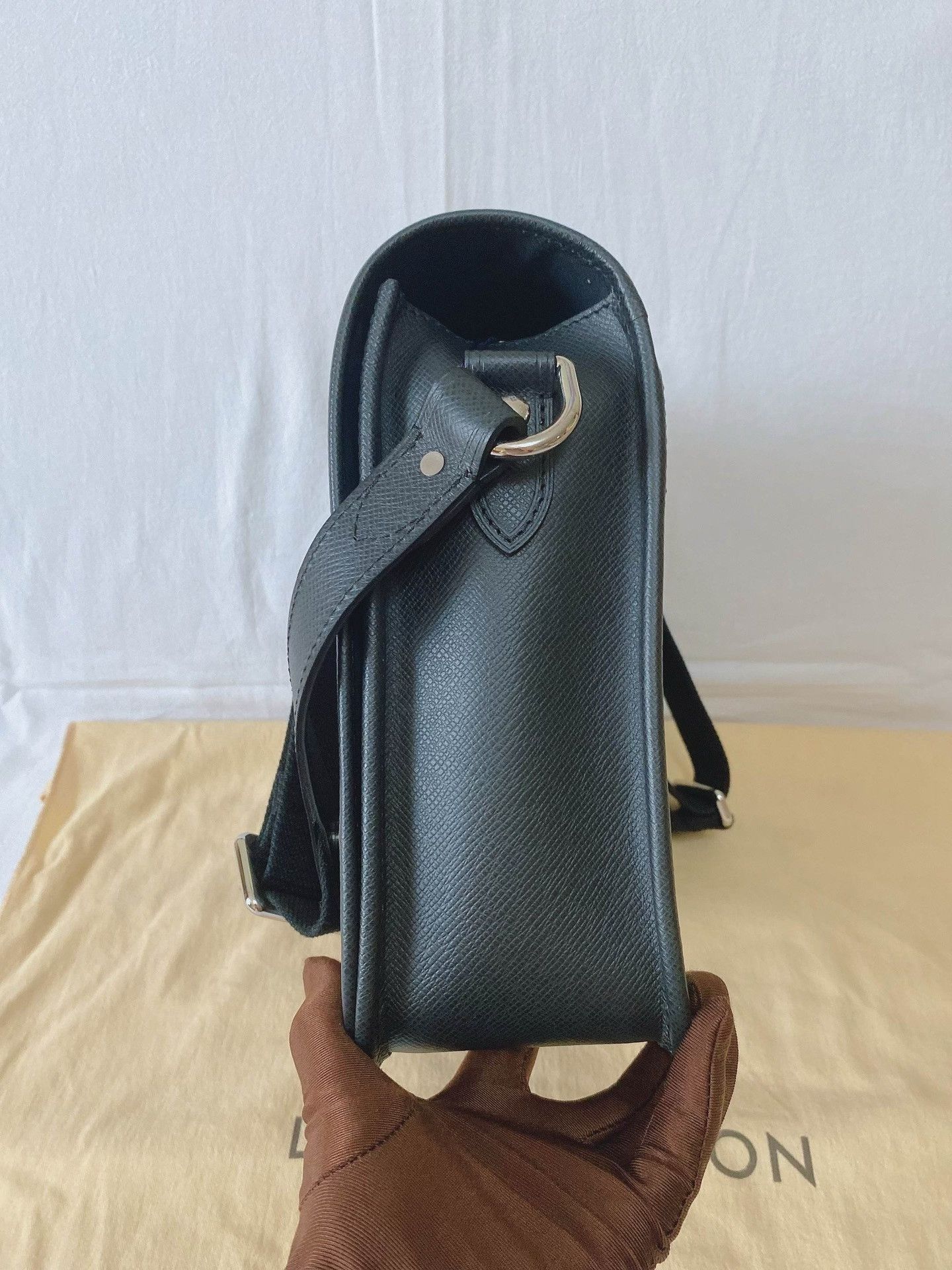Louis Vuitton LV Gray Leather Flap Messenger Bag Size ONE SIZE - 3 Thumbnail