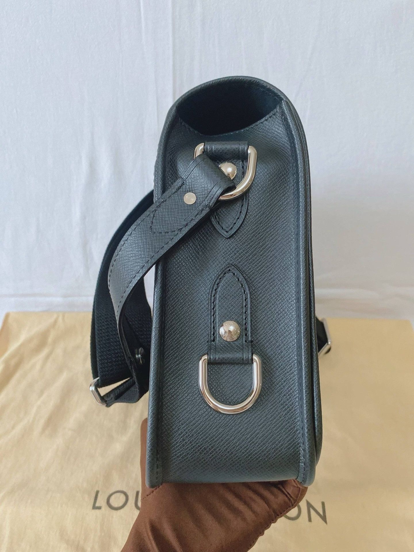 Louis Vuitton LV Gray Leather Flap Messenger Bag Size ONE SIZE - 4 Thumbnail