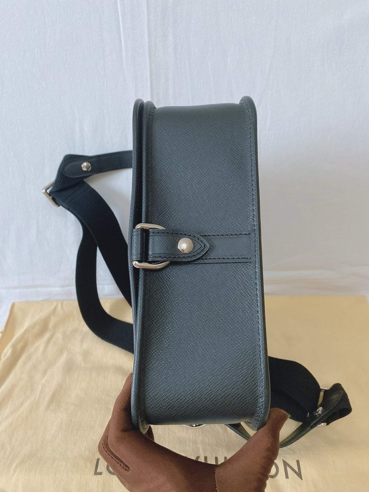 Louis Vuitton LV Gray Leather Flap Messenger Bag Size ONE SIZE - 5 Thumbnail